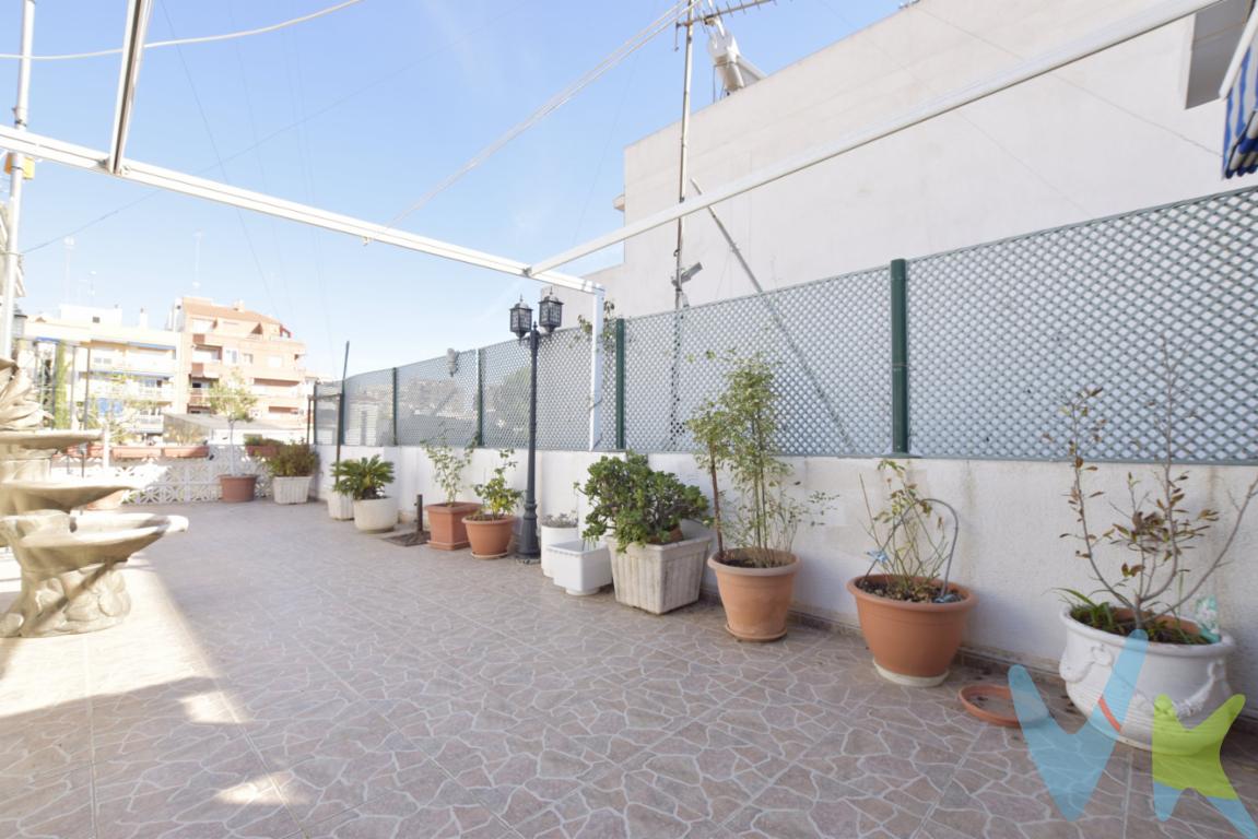 ¿Te gustaría vivir en una casa de pueblo en pleno centro de Burjasot, disponible para entrar mañana? Seguro que sí. Te proponemos una casa espectacular para familias grandes, sin problemas de espacio, para mejorarla a tu gusto en dos alturas. La planta baja es todo un local comercial de más 135m2, ideal para destinar a garaje, con espacio para varios coches y un trastero, además de un aseo de cortesía con ventana exterior. En piso primero, los más de 140 m2 se distribuyen en tres habitaciones, dos de las cuales son dobles, salón comedor a la calle y salita-zona de estar con salida a una  terraza, cerrada en aluminio blanco con ventanas correderas, de unos 25m2, perfecta para reunir a la familia o amigos entorno a una paella. Su luz, doble corriente y orientación norte-sur invitan a quedarse y disfrutar al máximo de la terraza. En piso segundo toda una terraza divisa gran parte del municipio, además de  ofrecer un sinfín de posibilidades desde tener plantas, una mascota o gim al aire libre. También hay una parte cerrada, de unos 60m2 para realizar celebraciones con cocina, aseo y chimenea. ¿Quieres más información? La casa se encuentra rodeada de todos los servicios, comercios propios de barrio, Valencia a cinco minutos, ¡Todo un lujazo! fácil acceso a la CV-35, metro cerca y al lado del Campus Universitario Burjasot-Paterna. Llámanos y encantados te damos toda la información para hacer realidad tu proyecto de vida. ¿Hablamos? Contamos con 30 años de experiencia acreditada y nuestro objetivo es garantizarle un servicio de compra humano, ético, de calidad, fácil y seguro. Somos Agentes de la Propiedad colegiados, CRS y AIR, acreditaciones que distinguen a los mejores profesionales del sector inmobiliario. Consulte en nuestras reseñas de Google lo que opinan los clientes que ya han trabajado con nosotros.El precio NO incluye: Impuestos, gastos de Notaría, registro y honorarios de inmobiliaria.Nuestra inmobiliaria cuenta con encargo en EXCLUSIVA de esta propiedad. Por ello rogamos, por expreso deseo, que evite molestar y contactar con los propietarios. Nosotros estaremos encantados en ayudarle y atenderle en todo lo referente al inmueble. Si eres un compañero inmobiliario estaremos encantados en colaborar con la seriedad y honestidad propia de un buen Agente.  