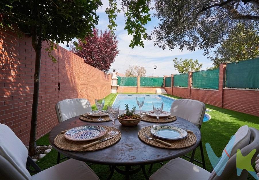 Chalet en venta ubicado en un entorno residencial, ideal para quienes buscan confort, funcionalidad y espacios exteriores privados. La vivienda dispone de dos salones bien diferenciados, uno de ellos con acceso directo al jardín y a la piscina, lo que permite una máxima comodidad en temporada de verano, perfecto para el día a día y para el disfrute en reuniones sociales. Cuenta además con una buhardilla acondicionada, distribuida en diferentes espacios, lo que la hace especialmente versátil para adaptarse a distintas necesidades, como zona de trabajo, área de descanso o espacio de ocio. En el exterior, la propiedad ofrece piscina privada y zona de barbacoa, proporcionando un entorno ideal para disfrutar al aire libre con comodidad y privacidad. Se trata de una vivienda con buena distribución y múltiples posibilidades, adecuada tanto como residencia habitual como inversión. Para más información o concertar una visita, no dude en ponerse en contacto.