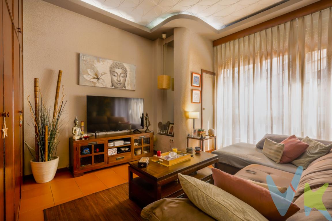 Elegancia clásica en el corazón de Valencia. Una vivienda con alma, historia y una ubicación sencillamente excepcional.Hay viviendas que ofrecen metros cuadrados. Y hay otras que ofrecen una forma de vivir. Esta es, sin duda, una de ellas.Ubicada en la calle General San Martín, una de las direcciones más privilegiadas del centro de Valencia, a escasos metros de la calle Colón, la Gran Vía Marqués del Turia y del auténtico epicentro de la ciudad, esta magnífica vivienda reúne el encanto de la arquitectura clásica con las comodidades que demanda la vida actual.Situada en la tercera planta de un edificio de gran reconocimiento y carácter, la vivienda transmite una extraordinaria sensación de amplitud desde el primer instante gracias a sus generosos techos altos, sus amplias estancias y la elegante distribución de sus espacios.Dispone de cuatro dormitorios, un espacioso salón-comedor lleno de luz, cocina independiente y baño completo. Su condición de vivienda exterior, junto con su excelente ventilación cruzada, proporciona una agradable sensación térmica y una luminosidad muy especial durante todo el año.En su interior se conservan numerosos elementos originales que aportan personalidad y distinción: preciosas puertas de madera noble cuidadosamente restauradas, delicadas tallas ornamentales en los techos y espectaculares vidrieras originales que convierten cada estancia en un homenaje a la arquitectura de otra época.El edificio también ha evolucionado para responder a las necesidades actuales. Su zaguán ha sido recientemente reformado con un diseño elegante y funcional, incorporando ascensor a cota cero para garantizar la accesibilidad, mejorar la comodidad y revalorizar aún más la finca.Pero si algo convierte esta propiedad en una oportunidad verdaderamente diferencial es su comunidad: los vecinos son propietarios de los locales comerciales del edificio, actualmente alquilados. Gracias a estos ingresos, los gastos de comunidad quedan totalmente cubiertos, e incluso permiten afrontar mejoras o reparaciones en la finca sin derramas extraordinarias. Un beneficio económico real y muy poco habitual.Vivir aquí significa disfrutar del privilegio de tener absolutamente todo a unos pasos de casa. Las mejores tiendas de la ciudad, una amplia oferta gastronómica y cultural, colegios, centros médicos, supermercados, zonas verdes como los Jardines del Turia y una magnífica red de transporte público metro, autobús y estación de tren convierten esta ubicación en una de las más completas y demandadas de Valencia. Un entorno vibrante donde la historia, el comercio, el ocio y la calidad de vida conviven en perfecto equilibrio.Si busca una vivienda con carácter, historia y una ubicación irrepetible, esta es una oportunidad difícil de encontrar. Descubra todo el potencial de un hogar que conserva la esencia de la Valencia más elegante y conviértalo en el escenario de su próxima etapa.Estaremos encantados de acompañarle a descubrirla. Solicite su visita y déjese enamorar por una vivienda que merece ser vivida.Agencia Registrada con el Nº 89 en el Registro Obligatorio de Agentes Inmobiliarios de la Comunitat Valenciana. Puede consultar en la web de la GVA: https://habitatge.gva.es/es/registres-en-materia-habitatgeLa oferta está sujeta a cambios de precio o retirada del mercado sin previo aviso. Este anuncio en su conjunto, incluyendo textos, fotos, imágenes o cualquier otro contenido de este, no es vinculante dado que la información es ofrecida por terceros y puede contener errores. Se muestra a título informativo y no contractual. Gastos de la compraventa a cargo de la parte compradora no incluidos en el precio del inmueble a tener en cuenta:- ITP con carácter general en Valencia es del 9%, pudiendo corresponderle otro tipo impositivo atendiendo a sus circunstancias personales (por edad, renta o situación familiar primera vivienda habitual, etc ) previstas legalmente.*Base imponible del impuesto el mayor valor entre el precio de compraventa, la tasación o el valor de referencia catastral.- Gastos de notaría y registro, en su caso, suelen oscilar aprox; entre 1,5% y 2,5% (aranceles variables según valor de compraventa, n.º de copias, etc ).- Si tramita la inscripción una gestoría, deberá abonar sus honorarios más IVA ( en este caso suele oscilar entre los 250EUR y los 400EUR + IVA).- Honorarios de mediación inmobiliaria a cargo del comprador del 3% del precio final de venta más IVA (21%), salvo otro pacto.Por mandato expreso del propietario, comercializamos este inmueble en exclusiva, lo que le garantiza el acceso a toda la información, a un servicio de calidad, un trato fácil, sencillo y sin interferencias de terceros. Por este motivo, se ruega no molestar al propietario, a los ocupantes de la propiedad o a los vecinos. Muchas gracias por su comprensión. Si usted es agente inmobiliario y tiene un cliente para este inmueble, llámenos: estaremos encantados de colaborar.Se informa al consumidor que la agencia actúa como intermediaria inmobiliaria en la operación, estando cualquier eventual compraventa y sus condiciones sujeta a la aceptación expresa del propietario-vendedor y a la posterior formalización del correspondiente contrato.