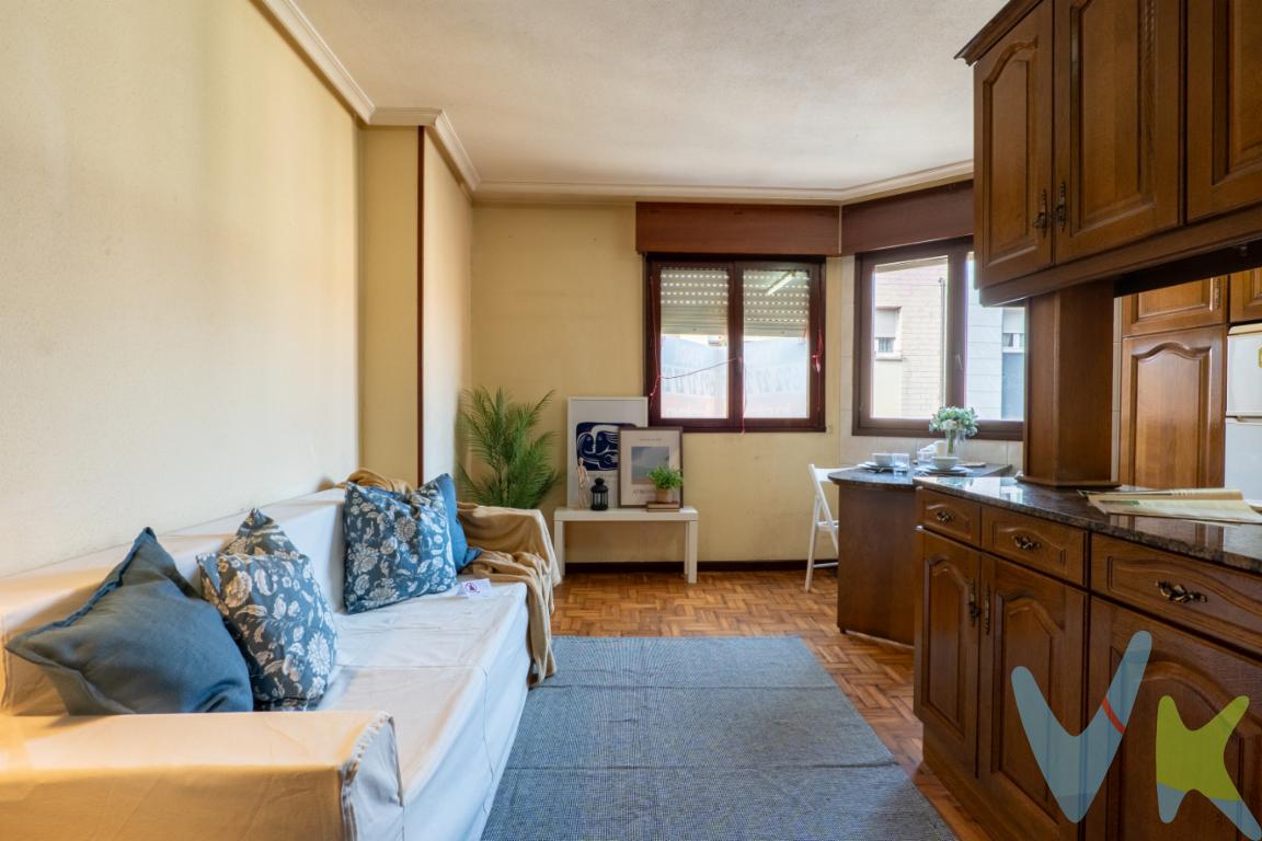 Tu refugio o tu próxima inversión, a un paso del Paseo de BegoñaEn la calle Jesús, una calle tranquila a solo unos pasos del Paseo de Begoña, te espera este apartamento pensado para vivir con comodidad y sin complicaciones.Al entrar, el salón y la cocina integrada forman un espacio abierto y acogedor, perfecto para cocinar, recibir a alguien o simplemente disfrutar de tu tiempo en casa. El dormitorio da a un patio de manzana con orientación sur, así que disfruta de buena luz y de la tranquilidad de descansar lejos del ruido de la calle. Completan la vivienda un baño y un trastero, ese espacio extra que siempre se agradece.Su ubicación es uno de sus grandes valores: tienes la tranquilidad de una calle sin ruido y, a la vez, todo a mano. Justo enfrente está el colegio de los Jesuitas, y a poca distancia el centro comercial Los Fresnos, además del centro de Gijón, el comercio, la hostelería y la playa a pocos minutos andando.Es una opción ideal para una persona que busca un hogar práctico y bien situado, para una pareja o para quien quiere invertir en una vivienda con alta demanda de alquiler, junto a un colegio y en pleno centro.Estaremos encantados de ampliarte cualquier detalle y de coordinar contigo una visita cuando mejor te venga. En Agencia La Playa te atendemos con mucho gusto.Se informa a los interesados que el precio de venta indicado no comprende los honorarios al comprador de la agencia inmobiliaria, el Impuesto de Transmisiones Patrimoniales (ITP) ni los gastos asociados a la compraventa (notaría, registro de la propiedad y otros)