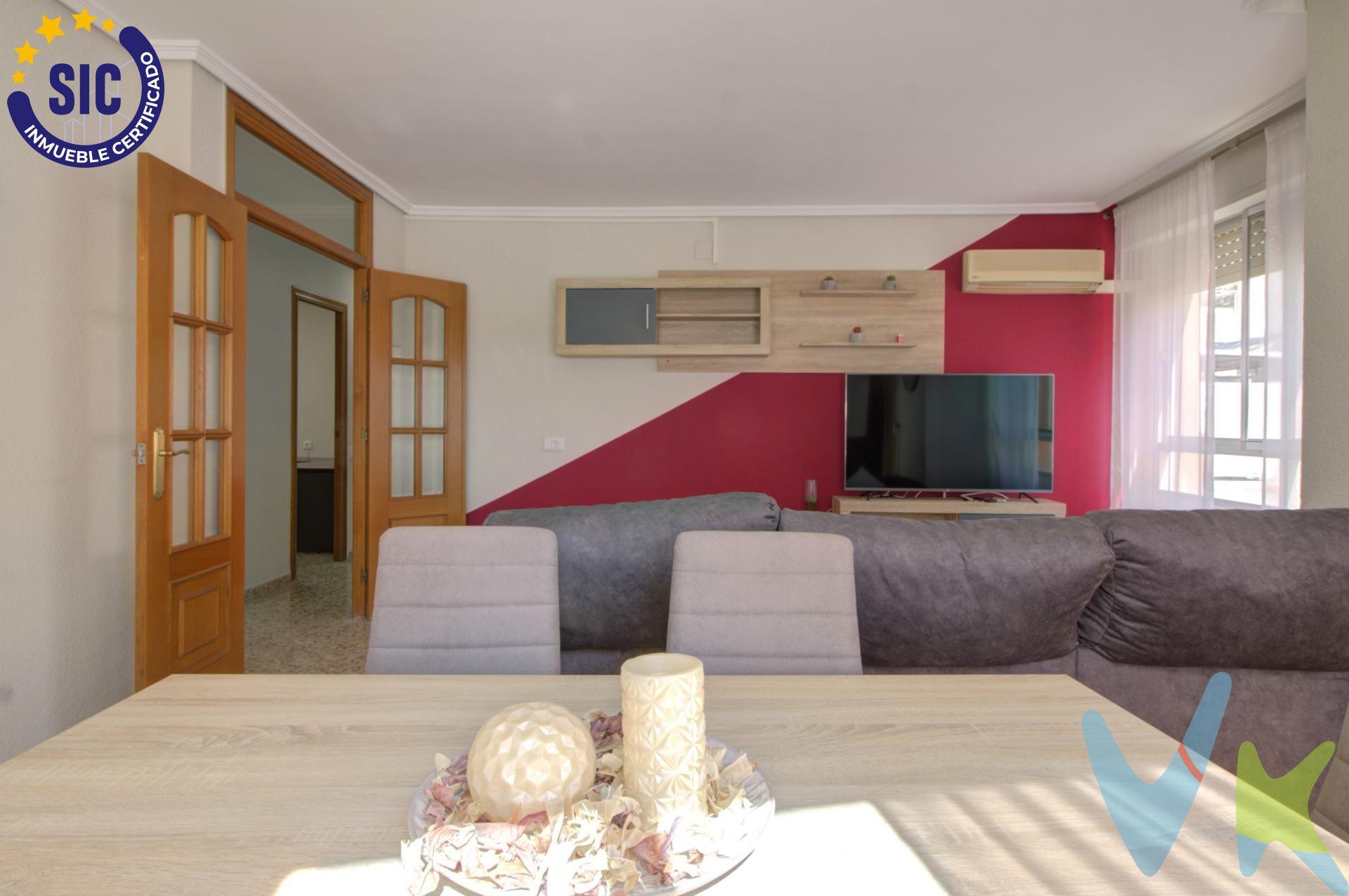 Cuando una vivienda ofrece amplitud, una distribución cómoda y una ubicación que facilita el día a día, es fácil imaginarse creando un hogar en ella. Este piso, situado en una primera planta de un edificio sin ascensor, reúne precisamente esas cualidades, convirtiéndose en una opción muy interesante para familias, parejas que buscan espacio o incluso quienes necesitan una habitación para teletrabajar. Su distribución aprovecha al máximo cada estancia, ofreciendo espacios amplios, cómodos y muy funcionales  . Desde el recibidor se accede a un amplio salón-comedor, un espacio luminoso y acogedor donde compartir reuniones familiares, disfrutar de una tarde de descanso o simplemente dejar que la luz natural acompañe cada momento. La vivienda, además, es esquinera, lo que proporciona una mayor sensación de amplitud, mejor ventilación y una agradable entrada de luz gracias a su orientación noreste. La cocina independiente ofrece un espacio cómodo para cocinar con tranquilidad y dispone de una práctica zona de lavadero que aporta funcionalidad sin restar espacio. La zona de noche se compone de tres dormitorios, todos ellos con buenas dimensiones y versátiles para adaptarse a las necesidades de cada etapa de la vida, ya sea como habitaciones, despacho o cuarto de juegos. El baño completo da servicio a toda la vivienda con una distribución práctica y cómoda. Uno de los detalles que más se agradecen son sus dos balcones orientados al norte, perfectos para ventilar la vivienda,  o disfrutar del exterior. Además, el edificio cuenta con una terraza comunitaria en la planta superior, un espacio adicional muy útil para tender la ropa, disfrutar del aire libre o contemplar el entorno. La vivienda se encuentra en una zona consolidada de Almenara, una localidad que destaca por ofrecer todos los servicios necesarios para vivir con comodidad sin renunciar a un ambiente tranquilo. Muy cerca encontrarás supermercados, pequeños comercios, centros educativos, farmacia, centro de salud, instalaciones deportivas, cafeterías y restaurantes. A ello se suma la proximidad de la estación de tren, una ventaja para quienes se desplazan diariamente a Sagunto, Valencia o Castellón, así como las excelentes conexiones por carretera y la cercanía a las playas de Almenara, que permiten disfrutar del Mediterráneo en apenas unos minutos. Una vivienda luminosa, con metros para crecer, una distribución pensada para el día a día y una ubicación que combina tranquilidad y buenas comunicaciones. Solo falta que vengas a conocerla y descubras si es el hogar que estabas buscando. Si lo necesitas, te ayudamos con la financiación. El precio del inmueble no incluye los honorarios de la agencia que ascienden al 3% del precio final del inmueble más IVA, ni los gastos de notaría y registro de la propiedad (que están sujetos a aranceles y varían dependiendo del precio de escrituración), ni los impuestos (que en la Comunitat Valenciana dependen del precio del inmueble y de las características personales del comprador). Para mayor seguridad en la compraventa, todas nuestras viviendas poseen FICHA DE CERTIFICACIÓN DE INMUEBLES registrada por la Asociación de Inmobiliarias de la Comunidad Valenciana ASICVAL. Antes de comprar o de entregar las arras, pida el Certificado de la vivienda para estar seguro y tranquilo sobre la situación legal, urbanística y de cargas de la misma. RK ESTAÑOL, mercantil Inmobiliaria Quasablanqua, SL, está inscrita en el Registro de Agentes de Intermediación Inmobiliaria de la Comunidad Valenciana RAICV con el número de registro 1511. 