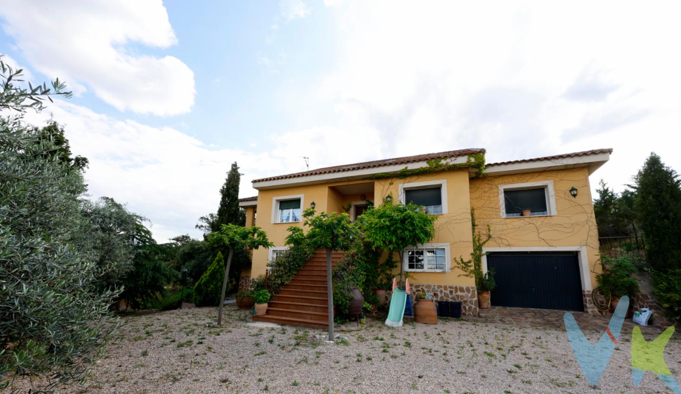 Increíble casa independiente con unas vistas inmejorables en una magnífica zona de Toledo.

La vivienda consta de:

- 4 habitaciones
- 3 baños
- Porche
- Terraza con jardín
- Aire acondicionado
- Calefacción por gasoil
- Chimenea en salón
- Garaje con bodega
- Estanque
- Piscina de gran dimensiones
- Se vende totalmente amueblada
- 6 Armarios empotrados

Esta magnífica vivienda se encuentra en la parte alta de la zona de Toledo con unas increíbles vistas a la montaña, rodeada de encinares donde se respira aire puro y una gran tranquilidad. Además se encuentra a 10 min de Toledo y muy cerca de la parada de autobuses de la ciudad. El Puy du Fou se encuentra a 10 min en coche y además se pueden observar los fuegos artificiales desde su terraza y porche.

Una magnífica oportunidad para vivir en la naturaleza pero cerca de la ciudad o como gran inversión como casa rural.

Toledo es una ciudad de encanto. Dispone de todos los servicios necesarios como hospitales, AVE, Renfe, autobuses, parques, centros comerciales, tiendas, teatros, casco antiguo, farmacias, colegios, guarderías

Vivirás tranquilo y sin preocupaciones en este gran hogar

¿A qué esperas para verlo?
Te enamorará