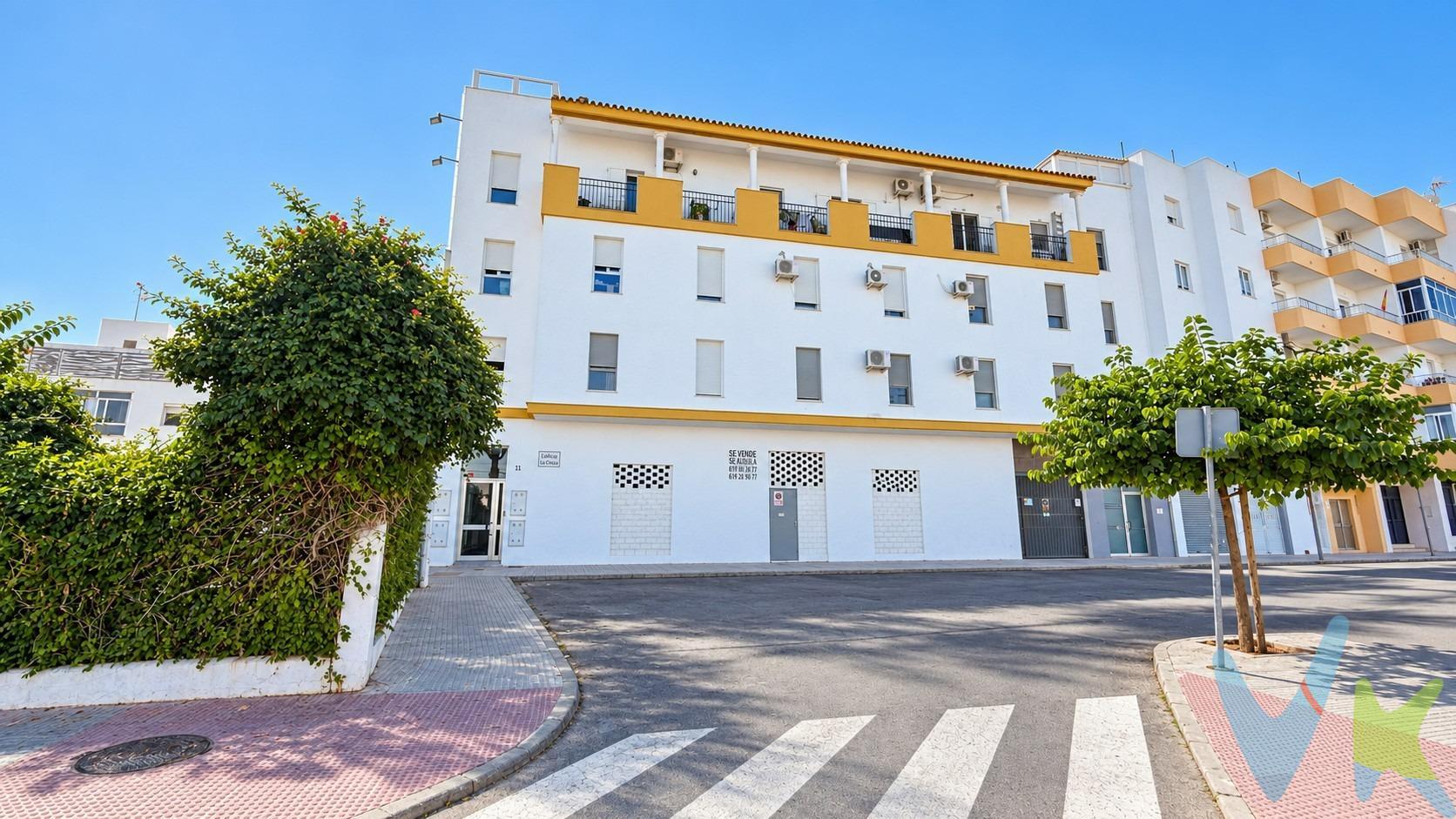¿Buscas una vivienda cómoda, práctica y con espacios exteriores? ¡Esta puede ser tu oportunidad!. Te presentamos este piso en planta baja situado en Avenida Reyes Católicos, una vivienda de 76 m² útiles que destaca por su distribución y por contar con dos terrazas acristaladas, un auténtico plus para disfrutar del tiempo libre, crear una zona de descanso o disponer de ese espacio exterior que siempre se agradece. La vivienda cuenta con una distribución funcional compuesta por dos dormitorios, un amplio salón, cocina, baño y las mencionadas dos terrazas. Además, el edificio dispone de ascensor, aportando comodidad y accesibilidad en el día a día. Una vivienda con muchas posibilidades, ideal tanto para quienes buscan su hogar como para aquellos que valoran una propiedad bien ubicada y con espacios exteriores. 📍 Avenida Reyes Católicos. 🏠 Planta baja. 📐 76 m² útiles. 🛏️ 2 dormitorios. 🛋️ Salón. 🍳 Cocina. 🛁 1 baño. 🌿 2 terrazas. 🛗 Edificio con ascensor. Una vivienda cómoda, funcional y con ese pequeño lujo que suponen dos terrazas. ¡Ven a descubrirla!. En cumplimiento de las obligaciones de información previstas en la Ley 10/2025, de 28 de diciembre, de servicios de atención a la clientela y transparencia, así como en la normativa sectorial vigente, se hace constar que el precio indicado no incluye los gastos e impuestos inherentes a la adquisición, los cuales se desglosan a continuación:. • Impuesto sobre Transmisiones Patrimoniales (ITP): Se aplicará el tipo impositivo vigente en la Comunidad Autónoma de Andalucía (generalmente el 7% , sin perjuicio de tipos reducidos del 3,5% o 6% aplicables según las circunstancias personales del comprador o las características del inmueble). El impuesto se devenga sobre el Valor de Referencia de Catastro o el precio de venta, aquel que resulte superior. • Gastos de Notaría: Los honorarios notariales se calcularán conforme al arancel oficial regulado en el Anexo I, del Real Decreto 1426/1989, de 17 de noviembre, por el que se aprueba el arancel Notarial. (Cálculo aproximado: 1.500 €, de los que la parte vendedora abonará el coste de la Escritura matriz y la parte compradora, las copias). Más información: https://www.boe.es/buscar/act.php?id=BOE-A-1989-28111. • Gastos de Registro: La inscripción en el Registro de la Propiedad se facturará según el arancel oficial establecido en el ANEXO I, del Real Decreto 1427/1989, de 17 de noviembre, por el que se aprueba el arancel Notarial. Más información: https://www.boe.es/eli/es/rd/1989/11/17/1427. • Financiación externa: En el caso de necesitar financiación, sumarán los gastos de la Entidad financiera (Gestoría, tasación, seguros,…). • Honorarios Agencia del Vendedor: incluidos en el PVP. • Honorarios Agencia del comprador: La agencia informa que los honorarios ascenderán a un 4% + IVA, sobre el valor de compra. Para una información exhaustiva sobre el funcionamiento, tipos impositivos y bonificaciones del ITP en Andalucía:. https://www.juntadeandalucia.es/organismos/economiahaciendayfondoseuropeos/areas/tributos-juego/tributos/paginas/impuestos-cedidos-transmisiones.html;. La agencia dispone de documentación e información adicional relativa al inmueble, que podrá ser solicitada por el consumidor. A su vez, disponemos del Documento Informativo Abreviado de la propiedad (Según Decreto 218/2005, del 11 de Octubre) y de Seguro de Caución, para la protección del dinero entregado como señal para la Reserva de una vivienda. La agencia efectúa una labor de intermediación, por lo que las condiciones finales de la compraventa quedas sujetas a la aceptación expresa de la parte vendedora y a la ulterior formalización del contrato.