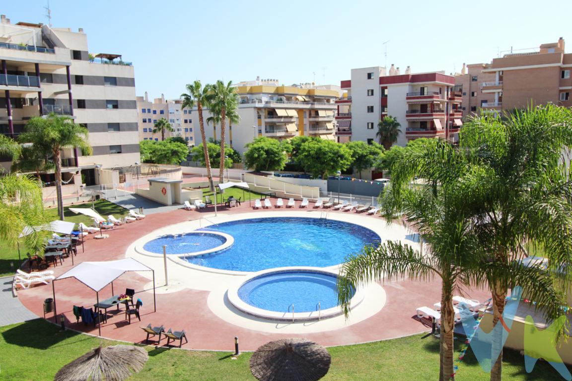Ático junto al puerto deportivo de Canet d\'en Berenguer, la joya del litoral español. Este piso, disponible para venta, se sitúa en la última planta de un edificio construido en 2006, diseñado para ofrecer comodidad y un estilo de vida relajado en la costa mediterránea.Este apartamento de casi 75 metros cuadrados ha sido cuidado y diseñado para ofrecer un ambiente actual y funcional. En su reforma se decidió pasar de dos habitaciones a un amplio dormitorio con zona de vestidor y baño en suite, que garantiza un entorno ideal para descansar y desconectar. La distribución del inmueble ha sido concebida pensando en el confort, aprovechando cada rincón de la mejor manera posible.Uno de los atractivos de este ático son sus terrazas, desde las que se pueden disfrutar de vistas panorámicas al mar Mediterráneo. La terraza en planta se convierte en un espacio perfecto para aprovechar el clima cálido mientras se disfrutan las puestas de sol o se comparte un almuerzo con amigos y familiares. Este espacio ha sido acristalado para su uso en invierno, permitiendo abrirlo por completo durante los meses de calor. La terraza superior se ha aprovechado como zona descubierta con lavadero y espacio extra de almacenaje. Es aquí donde dispondrás de un solárium privado con vistas al mar.Asimismo, el inmueble incluye, junto a la plaza de garaje, un trastero, proporcionando un espacio adicional de almacenaje que resulta ideal para mantener la vivienda organizada. Contar con un lugar donde guardar artículos de temporada, bicicletas o cualquier otro enser aporta una comodidad extra en el día a día.La urbanización en la que se ubica este apartamento cuenta con dos piscinas, una de ellas infantil, jacuzzi, sauna, dos pistas de pádel, zona infantil, campo de fútbol y baloncesto, gimnasio y club social con futbolín y ping-pong. Este espacio verde proporciona un entorno sereno, creando un pequeño oasis de tranquilidad lejos del bullicio urbano.Todo el conjunto ha sido pensado para aprovechar las ventajas de vivir junto al mar. Este ático no solo destaca por su ubicación, sino por la combinación de diseño, comodidad y funcionalidad.Es una oportunidad perfecta para quienes buscan invertir en una propiedad en una de las ubicaciones más codiciadas de la zona. Un paseo por la región revelará por qué Canet d\'En Berenguer es tan especial y por qué este ático es una excelente opción.Este inmueble merece una visita para apreciar en persona cada uno de sus detalles. Una vez conocido, es fácil imaginarse disfrutando de un estilo de vida único. No pierdas la oportunidad de conocer este ático, donde el confort y la belleza natural se unen en armonía.OBSERVACIONES:  En nuestra agencia contamos con el distintivo de Agentes de Intermediación Inmobiliaria de la Comunitat Valenciana (Número de registro RAICV 1394) y cumplimos con todos los requisitos que debe tener un profesional del sector inmobiliario.Por mandato expreso del propietario, comercializamos este inmueble en exclusiva, lo que le garantiza el acceso a toda la información, a un servicio de calidad, un trato fácil, sencillo y sin interferencias de terceros. Si usted es agente inmobiliario y tiene un cliente para este inmueble, llámenos estaremos encantados de colaborar.  El precio indicado no incluye gastos ni otros conceptos. A tal efecto, se informa que al referido precio habrá que añadirle los gastos propios de la transmisión inmobiliaria, entre los que cabe enumerar los siguientes: honorarios notariales, impuesto al que se encuentre sujeta la transmisión (Impuesto sobre el Valor Añadido o Impuesto sobre Transmisiones Patrimoniales y Actos Jurídicos Documentados, según el caso), gastos de inscripción en el Registro de la Propiedad y honorarios de intermediación de la agencia inmobiliaria. ¿Qué te ofrecemos en nuestra agencia?  - Agilizamos y hacemos más cómodo el proceso.  - ¡Nos ocupamos de todo! Cero preocupaciones.  - Recibe apoyo legal y fiscal durante todo el proceso. - Experto inmobiliario 100% a tu lado.  - Asistencia post venta ¡Seguimos a tu lado!  Si deseas saber más, no dudes en ponerte en contacto con nosotros.