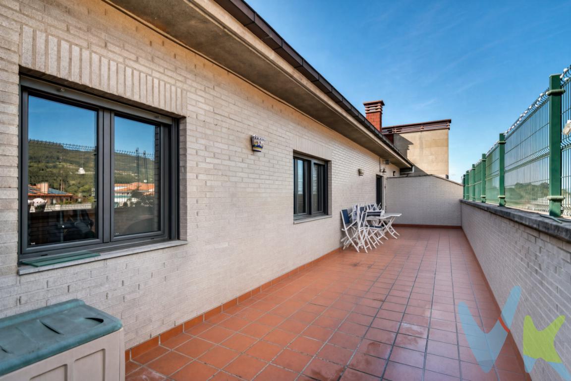 ¿Buscas una vivienda amplia, con una gran terraza y vistas despejadas en Oviedo? Esta puede ser una oportunidad excepcional.En La Florida, una de las mejores zonas residenciales de Oviedo, encontramos este magnífico ático de 122 m², situado en una octava planta, con una espectacular terraza privada de 50 m² y vistas abiertas al monte Naranco.La vivienda ofrece una distribución cómoda y familiar, dispone de salón-comedor, cocina independiente, ambos con salida inpependinte a su gran terreza, 4 dormitorios y 2 baños. El dormitorio principal dispone de baño en suite y vestidor, creando un espacio privado y especialmente confortable.La tarreza gran protagonistaSin duda, uno de los mayores atractivos de esta vivienda son sus 50 m² de terraza.Un espacio excepcional para disfrutar del aire libre sin salir de casa: desayunos tranquilos, comidas y cenas con amigos, una zona chill-out, espacio para los niños o simplemente relajarse disfrutando de las vistas despejadas hacia el Naranco.Un auténtico privilegio en una vivienda urbana.La propiedad, construida en 2002, se completa con garaje y trastero, dos elementos que aportan comodidad y capacidad de almacenamiento y que hacen que la vivienda resulte todavía más práctica para el día a día.En resumen122 m²4 dormitorios2 bañosDormitorio principal con baño en suite y vestidorCocina independienteTerraza privada de 50 m²Octava plantaVistas despejadas al monte NarancoGarajeTrasteroConstrucción de 2002Zona La Florida, OviedoUna vivienda diferente, pensada para quienes valoran el espacio, la privacidad y, sobre todo, disponer de una terraza de estas dimensiones con unas vistas privilegiadas.Si buscas un ático en Oviedo con una gran terraza y espacio para toda la familia, merece la pena visitarlo. PRECIO DE VENTA SIN GASTOS NI IMPUESTOS INCLUIDOS: El precio de venta no incluye gastos de notaría, registro de la propiedad, gestoría, ni el Impuesto de Transmisiones Patrimoniales (ITP) o el IVA/AJD.   