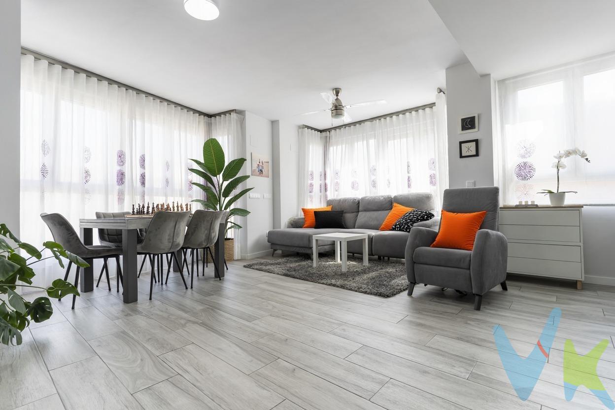 En pleno barrio de San Antoni, donde Valencia respira autenticidad y vida de barrio, te espera algo extraordinario. Este piso no es uno más —es el resultado de una fusión arquitectónica pensada al detalle, donde dos viviendas se transformaron en una única obra maestra de estilo y funcionalidad. Desde el primer paso, la sensación de amplitud te envuelve. El salón-comedor con cocina americana se baña de luz natural gracias a los ventanales de gran formato orientados al sur-este. Aquí, cada amanecer es un espectáculo privado, filtrado a través de unas cortinas vaporosas que acompañan al café y la calma. La fusión de los suelos de gres imitación parquet con la decoración neutra y elegante genera una atmósfera cálida, moderna y acogedora. Nada ha sido improvisado. Cada estancia transmite equilibrio: desde las cinco habitaciones versátiles (perfectas para familias, teletrabajo o invitados) hasta los dos baños de líneas contemporáneas, uno de ellos en suite, diseñados para convertir el cuidado personal en un ritual. Y más allá de los metros —que no son pocos— está la sensación de hogar. Este piso no solo se vive; se siente. Es el lugar donde las tardes de otoño se convierten en momentos únicos junto a la ventana, donde cada rincón invita al descanso y la conversación. Si buscas algo realmente especial, que no repita lo que ya has visto mil veces, esta es tu oportunidad. Porque en este piso no te mudas.. te quedas. El precio no incluye ni impuestos ni gastos de formalización . 📍 Zaidía – San Antoni. 🏡 5 habitaciones | 2 baños | Construido en 2021. ✨ Obra nueva con carácter | Modernidad y alma. 📐 Orientación sureste | Grandes ventanales | Luz a raudales.        plaza de garaje y trastero incluidos en el precio