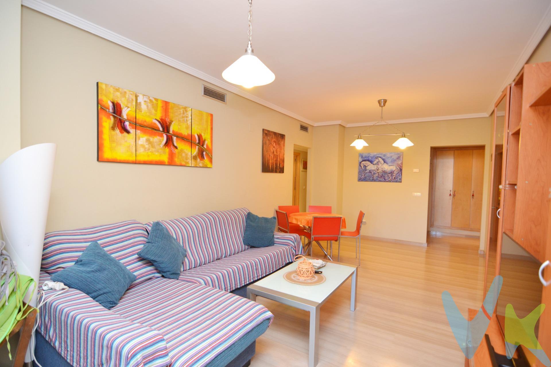 Bajo Único, con Terraza Jardín de 125 m2. Descubre esta exclusiva vivienda en Punta de Raset, una de las mejores zonas de Denia. Ubicado en una urbanización de ensueño con tres piscinas, parque infantil y acceso adaptado para personas con movilidad reducida y lo más importante es que está a 800 m de la Playa Escollera Norte en el  puerto de Denia. 🔹 Características destacadas:. JARDÍN DE 125M2. VIVIENDA DE 100M2. ✅ Luz natural en cada rincón. ✅ Dormitorio principal en suite con baño completo y armario empotrado. ✅ 2º Dormitorio con armario empotrado. ✅ 2º Baño completo. ✅ Cocina independiente totalmente equipada y con salida a patio. ✅ Ventanas de doble acristalamiento para máximo confort. ✅ Puerta blindada para tu tranquilidad. ✅ Terraza con acceso desde el salón. ✅ Plaza de garaje incluida. 📍 Ubicación inmejorable, rodeada de servicios y a pocos minutos de la playa. 📩 ¡No dejes pasar esta oportunidad! Contáctanos para más información o agenda tu visita hoy mismo. El comprador tendrá un coste adicional correspondiente al servicio de gestión, asesoramiento y acompañamiento en todo el proceso de compra. Dicho importe, el mobiliario, la decoración y los impuestos no están incluidos en el precio publicado.