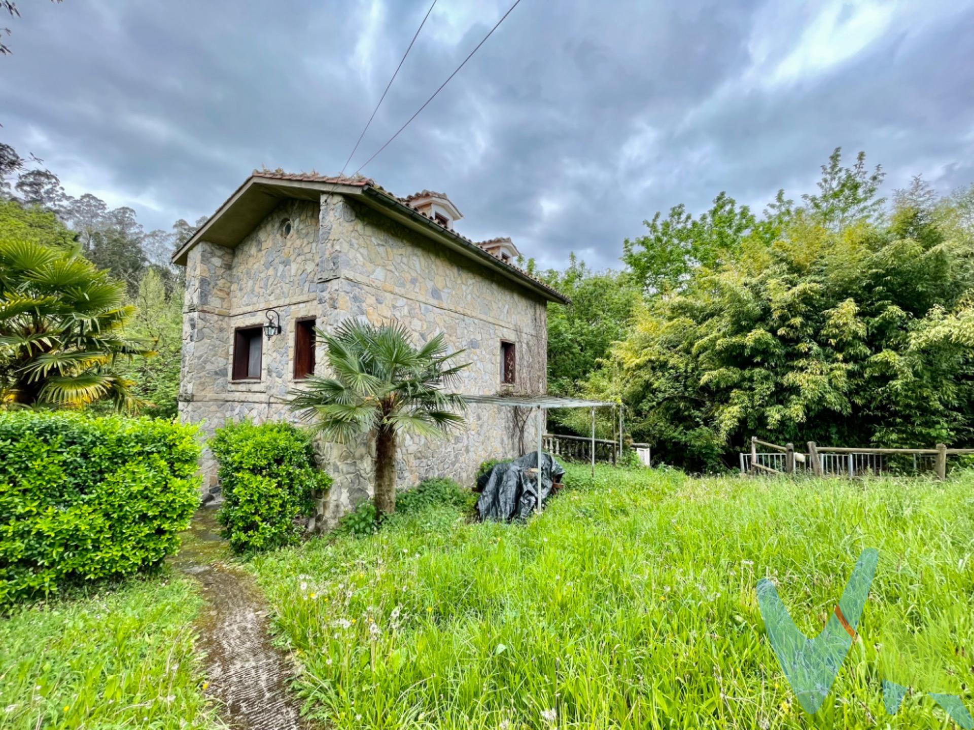 Casa-molino del siglo XVIII que se encuentra en una de las zonas más pintorescas de Asturias, a las orillas del Rio Valdediós, situado a 3km de Villaviciosa y a 15 minutos de Gijón. Su ubicación presenta una alta calidad paisajística y ambiental, en pleno Camino de Santiago, tramo Gijón - Oviedo, muy bien comunicado con todos los servicios cercanos tales como comercios, zonas de ocio y restauración. La zona atrae numerosos turistas y cuenta con variados establecimientos hoteleros en la zona. El inmueble se encuentra edificado sobre una parcela de 3.200 m2. Ha sido completamente rehabilitada en el año 2005, manteniendo su estructura y funcionamiento de origen. La propiedad cuenta con una canal de ámbito privado siendo la propiedad de molino de 1.600 m que recoge agua del mismo rio y la proporciona a varias propiedades colindantes. La casa tiene una superficie construida de 240 m2 distribuidos en tres plantas:. En planta baja se encuentras el hall de entrada, salón con chimenea, cocina tipo americana con cocina de carbón (cocina calefactora) y aseo. En la 2º planta accediendo por escalera de gres encontramos habitación tipo suite con cuarto de baño, 2 habitaciones dobles con su respectivo cuarto de baño. En el bajo - cubierta encontramos las 3 habitaciones dobles (1 actualmente trastero) restantes junto con 1 cuarto de baño completo, y la sala de calderas. La calefacción se produce mediante la cocina calefactora de carbón conectada a los radiadores aunque tiene preinstalación de gasóleo. En cuanto al ACS se produce mediante termo eléctrico. 