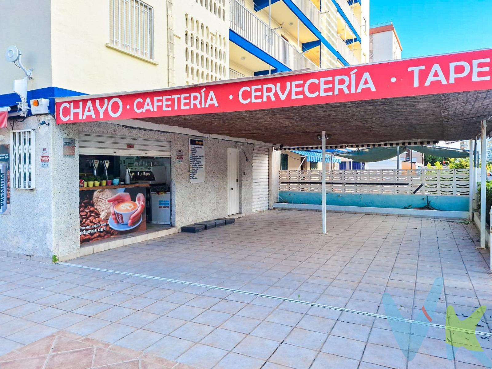 Parcela en venta de 247 m² edificables, actualmente con 55m² construidos. Este bajo comercial está estratégicamente ubicado en una zona vibrante, a solo unos pasos de la playa, en la codiciada quinta línea. Con 55 m² de espacio interior, ofrece el escenario perfecto para materializar tu proyecto soñado: ya sea una tienda, un café acogedor o cualquier emprendimiento que aproveche al máximo la excelente visibilidad y el constante flujo de personas en la zona. Lo que realmente distingue a este local es su espectacular terraza de 192 m²: un espacio amplio y versátil, ideal para eventos al aire libre, una terraza de verano o simplemente para disfrutar de la brisa marina mientras te sumerges en el entorno costero. El local cuenta con un contrato de alquiler vigente de 1 año, lo que te permite iniciar tu aventura sin prisas, con tiempo para planificar y adaptarte a tus objetivos. Pero eso no es todo: existe la posibilidad de cambiar su uso a vivienda, abriendo un abanico de posibilidades. Imagina transformar este espacio en un hogar único, a pocos metros de la playa, con una terraza privada que se convierte en tu rincón paradisíaco. Ubicado en un entorno lleno de vida y en constante desarrollo, este bajo comercial ofrece un potencial incomparable tanto para emprendedores visionarios como para quienes buscan un hogar cerca del mar. ¡Una propiedad con infinitas posibilidades que no puedes dejar pasar!. La descripción del presente inmueble e imágenes tienen mero carácter informativo y en ningún caso carácter contractual, pudiendo ser modificados por la inmobiliaria comercializadora sin que ello implique responsabilidad alguna frente a terceros. En el precio de venta a público, esta propiedad NO incluye los gastos de adquisición (Notario, registro, gestión, honorarios, etc…). 