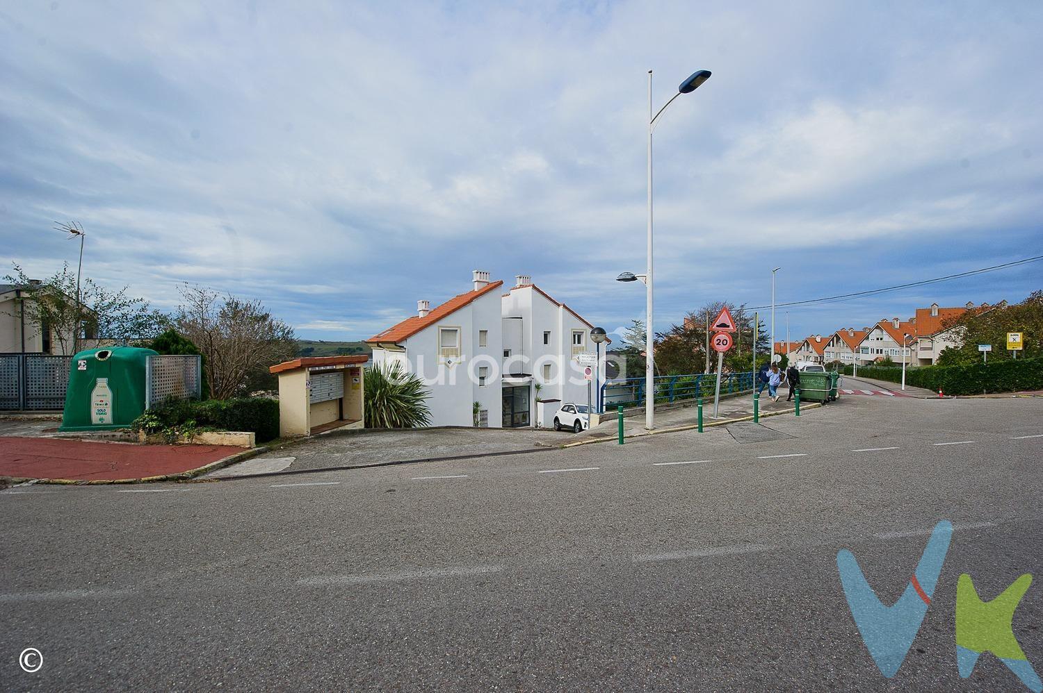 DÚPLEX CON VISTAS, TERRAZA Y 3 GARAJES. Hay viviendas que se entienden mejor cuando uno piensa en cómo quiere disfrutarlas. Ésta se encuentra en Abra del Pas, Mogro, a pocos minutos de la playa y en un entorno donde el verde, la ría y la cercanía al mar forman parte del paisaje cotidiano. Una ubicación especialmente atractiva para quienes buscan una segunda residencia en Cantabria, pero también para quienes quieren tener su propio espacio cerca de la costa y disfrutarlo durante todo el año. La vivienda cuenta con aproximadamente 95 m², ofreciendo una distribución cómoda y mucho más espacio del que se percibe a primera vista. En la planta principal se encuentra la zona de día, con una cocina independiente, aseo y un amplio salón-comedor que se abre directamente a una terraza con vistas abiertas a la ría y al entorno natural. Es, sin duda, uno de los grandes atractivos de la vivienda: un espacio exterior que permite desayunar al aire libre, alargar las sobremesas o simplemente sentarse al final del día y disfrutar del paisaje. La zona de descanso cuenta con dos dormitorios y un baño, mientras que la vivienda dispone además de un espacio adicional en la parte superior actualmente acondicionado como dormitorio, que puede convertirse también en una agradable zona de invitados, despacho o sala de ocio, según las necesidades de cada momento. Y hay un detalle que marca una diferencia importante, especialmente en una zona próxima a la playa: se incluyen tres plazas de garaje, dos de ellas cerradas. Espacio para los coches, para guardar material de playa, bicicletas, tablas o todo aquello que quieras tener siempre a mano sin renunciar a espacio en la vivienda. Desde aquí podrás llegar fácilmente a la playa de Mogro, disfrutar del Campo de Golf de Abra del Pas y desplazarte cómodamente tanto hacia Santander como hacia Torrelavega gracias a su buena conexión con la autovía. Una vivienda pensada para quien busca algo más que un lugar donde dormir: un punto de partida para disfrutar del mar, la naturaleza y el ritmo tranquilo de Cantabria, con una terraza desde la que el paisaje se convierte en parte de la casa y con el práctico extra de disponer de tres plazas de garaje. Si llevas tiempo buscando una vivienda cerca de la costa para disfrutarla en vacaciones, escapadas y fines de semana, merece la pena conocerla. 