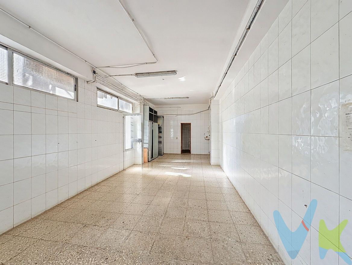 Si busca un local comercial amplio, versátil y con excelente visibilidad, este inmueble representa una oportunidad ideal para implantar o ampliar cualquier actividad orientada a la atención al público, servicios, retail o uso mixto. Ideal también para un supermercado express. Características del local. Superficie total: 415 m² en una sola planta, diáfana y funcional, con múltiples posibilidades de distribución. Fachada comercial: 10 metros lineales totalmente acristalados, que garantizan una excelente exposición, iluminación natural y presencia de marca. Equipamiento técnico: salida de humos profesional y sistema de persianas automáticas. Zona exterior: patio posterior privado, con diferentes opciones de uso como apoyo operativo, zona técnica o área auxiliar. Configuración y potencial del espacio. El local destaca por su distribución eficiente, que permite adaptar el espacio a distintos modelos de negocio o dividirlo en áreas independientes según las necesidades de la actividad:. 1. Zona principal de atención al público o exposición Espacio amplio y representativo, ideal para comercio, showroom, atención comercial o servicios. 2. Zona operativa o técnica Área preparada para actividades que requieran instalaciones específicas o espacio de trabajo interno. 3. Infraestructura de personal Vestuarios y dos aseos completos, ya integrados en el local. Ventajas clave del inmueble. Ubicación consolidada, en un entorno con alto tránsito peatonal y actividad comercial estable. Alta versatilidad de uso, apto para comercio, servicios profesionales, restauración, exposición o actividades híbridas. Excelente visibilidad, gracias a su amplia fachada acristalada. Posibilidad de división en dos locales comerciales independientes, ya que se trata de dos fincas unidas, cada una con su propia finca registral y referencia catastral. Un local con gran potencial para desarrollar un proyecto comercial sólido y escalable en una de las zonas con mayor dinamismo de la ciudad. VENTA:. PVP 395.000€.  Gastos e impuestos no incluidos en el precio. La compra conlleva impuestos y gastos de formalización para el comprador. A título orientativo se informa que en segundas transmisiones el ITP con carácter general en  Valencia es del 10%, pudiendo existir otros tipos impositivos atendiendo a las circunstancias  personales del comprador u otras circunstancias previstas legalmente. Base imponible del impuesto el mayor valor entre el precio de compraventa, la tasación o el valor de referencia catastral. En cuanto a los gastos de notaría y registro, en su caso,  suelen oscilar aprox; entre 1,5% y 2,5% (aranceles variables según precio, n.º de copias y complejidad). El comprador elige notario. Si el comprador precisase de hipoteca: tasación, condiciones y costes bancarios serán según entidad elegida por el comprador, así como los gastos de gestoría, y cualesquiera otros gastos inherentes a la formalización de la compraventa que legalmente correspondan a la parte compradora, salvo pacto expreso en contrario con el vendedor. El consumidor tiene, conforme a la normativa vigente, a su disposición información y documentación adicional relativa al inmueble y condiciones de la compraventa, que podrá ser consultada en C/Joaquín Costa 4, bajo 46005 Valencia o urbe2@remax.es. Honorarios de mediación inmobiliaria a cargo del  COMPRADOR: (3% del precio final de venta más IVA (21%), salvo otro pacto.); y de VENDEDOR (según acuerdo con el mismo). . Se informa al consumidor que la agencia actúa como intermediaria inmobiliaria en la operación, estando cualquier eventual compraventa y sus condiciones sujeta a la aceptación expresa del propietario-vendedor y a la posterior formalización del correspondiente contrato.