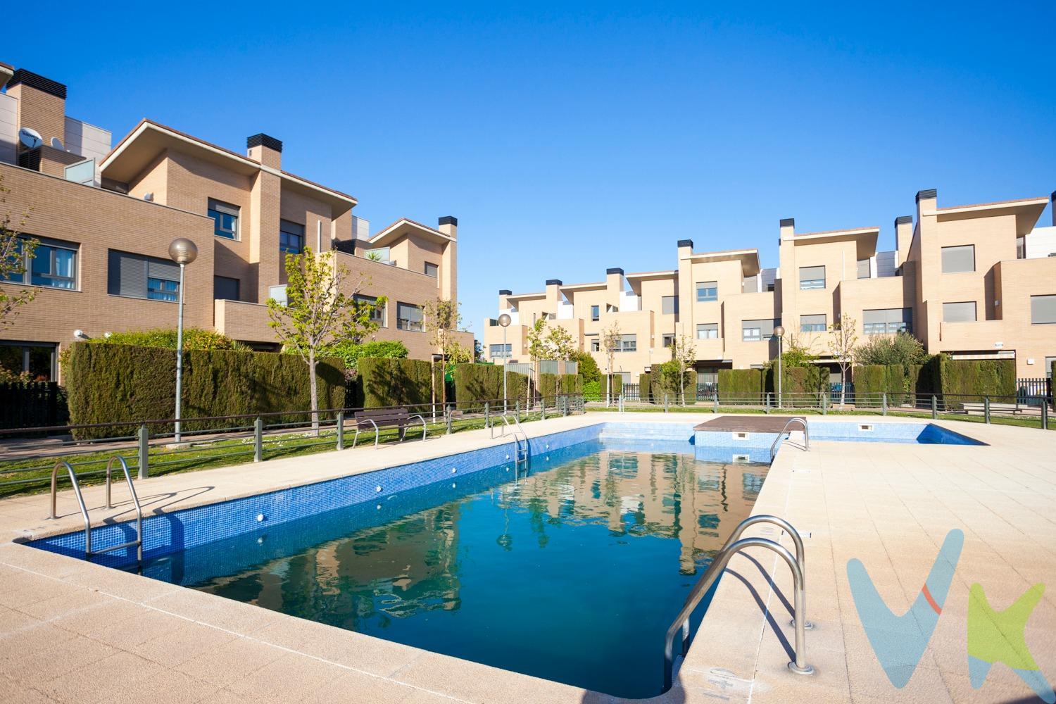 Chalet adosado en Residencial Occidente – Parque Vistabella, Miralbueno. En uno de los residenciales más demandados de Miralbueno, te presentamos este chalet adosado con excelentes calidades y una orientación ideal para disfrutar del sol tanto por la mañana como por la tarde. La vivienda se distribuye cuatro plantas:. •	Planta baja: amplio salón de 27 m², cocina espaciosa equipada con materiales de alta gama, un baño completo, jardín privado y acogedor porche. •	Primera planta: tres dormitorios dobles, uno de ellos tipo suite con baño incorporado, y otro baño adicional. Terraza. •	Planta ático: buhardilla de 21 m² con acceso a una soleada zona de solárium. •	Planta sótano: bodega equipada y garaje para dos vehículos. Entre sus calidades destacan: calefacción individual, carpintería exterior de climalit persianas eléctricas, toldo motorizado, y suelos de tarima flotante. . La urbanización ofrece zonas comunes cuidadas al detalle: jardines, parque infantil y piscina, perfectas para disfrutar en familia. Una oportunidad perfecta para quienes buscan amplitud, confort y calidad de vida sin renunciar a vivir en Zaragoza. ¡Llámenos para ampliar información y solicitar visita!. 