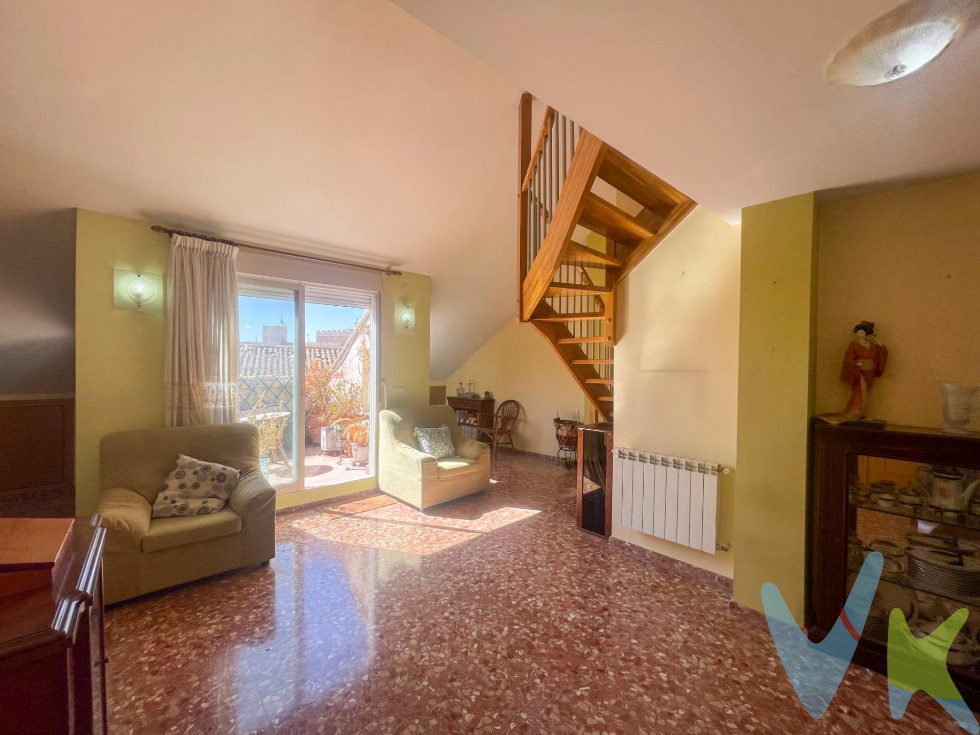 En la demandada calle Serrano Clavero de Requena se encuentra este espectacular ático dúplex,. una vivienda única que combina amplitud, comodidad y el privilegio de contar con dos terrazas. privadas que invitan a disfrutar de cada estación del año. Construido en 2005 y ubicado en una cuarta planta con ascensor, este inmueble ofrece 103 m² de. superficie útil (sin contar las terrazas), distribuidos con gran funcionalidad y acabados de calidad. en cada estancia. Al acceder, nos recibe un amplio salón comedor, dividido de manera natural en dos ambientes: la. zona de estar y el espacio de comedor. Desde aquí se accede a una terraza de 6 m², perfecta para. decorar con plantas o saborear un café al comenzar el día. El pasillo nos conduce a un baño completo con plato de ducha, seguido de una gran cocina. independiente, totalmente equipada, con mobiliario de madera y una caldera de gas natural que. alimenta tanto el agua sanitaria como la calefacción por radiadores. La zona de descanso en esta planta incluye una habitación doble con armarios empotrados, una habitación sencilla, también con armario, y una suite principal con baño privado y una ducha de gran formato. La planta superior, accesible por una bonita escalera de madera, se abre a una habitación triple. diáfana, un espacio versátil que puede destinarse a gimnasio, despacho, sala de cine o dormitorio. de invitados. Desde aquí se accede a la gran joya de la vivienda: una terraza de 36 m², amplia y luminosa, ideal para instalar un cenador, una carpa o una zona de barbacoa donde compartir inolvidables momentos con familiares y amigos. Un ático que combina calidez, diseño y funcionalidad, en una ubicación privilegiada de Requena. Un hogar para disfrutar todos los días del año. -----. La descripción del presente inmueble e imágenes tienen mero carácter informativo y en ningún caso carácter contractual, pudiendo ser modificados por la inmobiliaria comercializadora sin que ello implique responsabilidad alguna frente a terceros. En el precio de venta a público, esta propiedad NO incluye los gastos de adquisición (Notario, registro, gestión, honorarios, etc…).