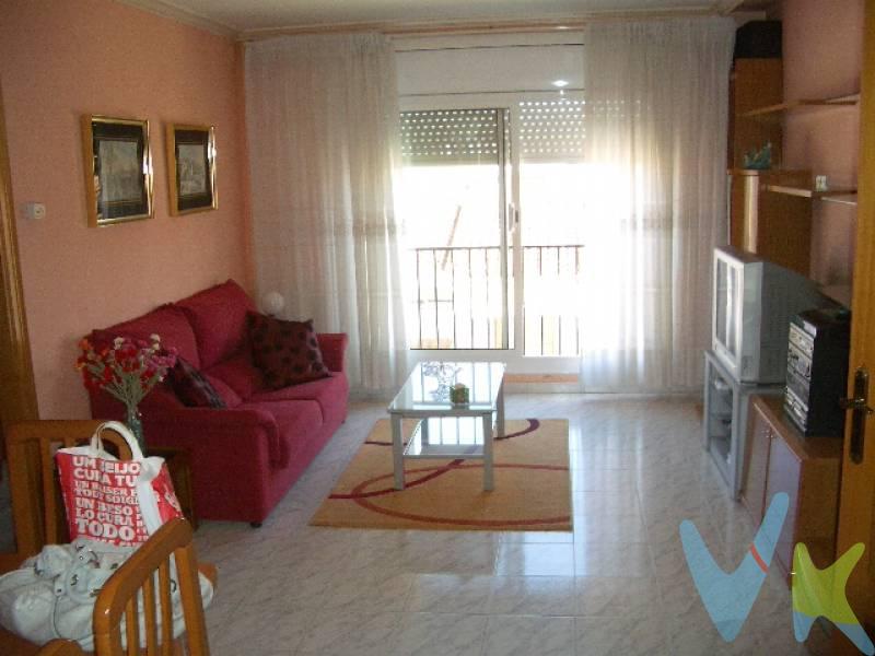 Piso en venta en el centro de Les Roquetes, Sant Pere de Ribes,.  Dispone de una superficie total de 85 m2 construidos que se distribuyen en tres habitaciones, una de ellas doble. El amplio baño dispone de plato de ducha. La cocina es muy amplia y tiene salida a una galeria. La vivienda dispone de calefacción.