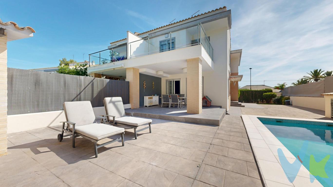 Esta vivienda seminueva y construida en 2007, reúne amplitud, luz y confort en una de las zonas más tranquilas y cómodas de Torrent, pensado para quienes valoran la calidad de vida y los pequeños momentos compartidos.    Con 260 m² construidos sobre una parcela de 441 m², la vivienda ofrece espacios amplios y perfectamente distribuidos para el día a día de toda la familia. Dispone de 4 habitaciones, una de ellas tipo suite, y 3 baños completos, combinando funcionalidad y privacidad.    La luz natural es protagonista en cada estancia gracias a su orientación exterior y sus vistas despejadas. La fantástica terraza porchada se convierte en uno de esos rincones especiales de la casa: un espacio perfecto para largas sobremesas, cenas de verano entre amigos o tardes tranquilas mientras los niños disfrutan de la piscina.    En el exterior, la zona de barbacoa techada invita a crear recuerdos en cualquier época del año, combinando comodidad y un ambiente acogedor para reuniones familiares o momentos de desconexión.    Entre sus excelentes calidades destacan el suelo de mármol, puertas de roble, ventanas de doble cristal, aire acondicionado por conductos, calefacción de gas por radiadores, alarma y videoportero. Además, la vivienda incorpora placas solares, aportando eficiencia energética y un importante ahorro en el consumo eléctrico.    Completa la propiedad un amplio garaje con capacidad para dos vehículos y una cuidada zona exterior que transmite tranquilidad y privacidad.    Una vivienda lista para entrar a vivir, cuidada al detalle y diseñada para disfrutar de cada espacio, tanto dentro como fuera de casa.    Si tienes que vender antes tu vivienda, llámanos y te asesoramos cómo hacerlo para además tener los mínimos gastos posibles y todas las garantías.  Agencia Registrada con el nº00516 en el Registro Obligatorio de Agentes Inmobiliarios de la Comunidad Valenciana    Por mandato expreso del propietario, COMERCIALIZAMOS ESTE INMUEBLE EN EXCLUSIVA, lo que le garantiza el acceso a toda la información, a un servicio de calidad, un trato fácil, sencillo y sin interferencias de terceros. Por este motivo, se ruega NO MOLESTAR AL PROPIETARIO, a los ocupantes de la propiedad o a los vecinos. Muchas gracias por su comprensión.   La oferta está sujeta a cambios de precio o retirada del mercado sin previo aviso. Este anuncio en su conjunto, incluyendo textos, fotos, imágenes o cualquier otro contenido de este, no es vinculante dado que la información es ofrecida por terceros y puede contener errores. Se muestra a título informativo y no contractual.  El precio del inmueble no incluye los honorarios de la agencia que ascienden al 4%+IVA del precio final del inmueble, ni los gastos de notaría y registro de la propiedad (que están sujetos a aranceles y varían dependiendo del precio de escrituración), ni los impuestos (que en la Comunitat Valenciana varían dependiendo del precio del inmueble y de las características personales del comprador).  Esta propiedad se pone a la venta con toda la documentación comprobada y en regla, por lo que ofrecemos GARANTIAS a los compradores.  