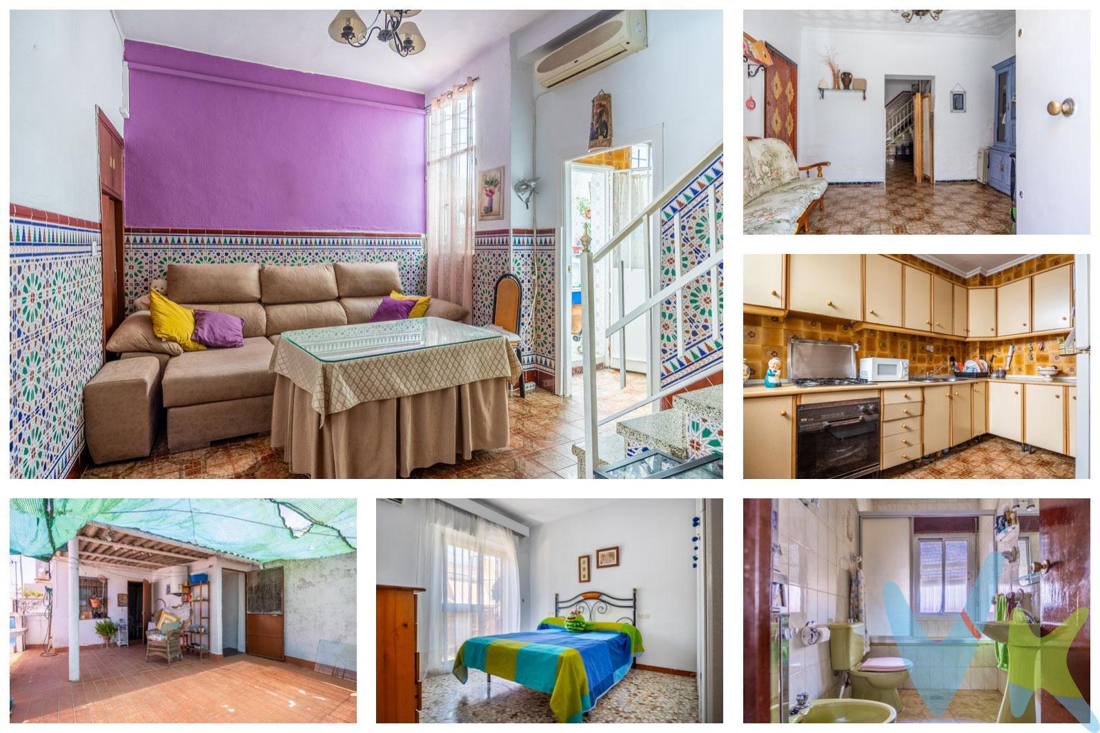 Atención familias!!!. Disponible a la venta esta casa para entrar a vivir ubicada en la calle Roque Barcia junto a un parque con juegos de recreo infantil y el centro cívico de Bellavista a un paso de todo tipo de comercios. La casa tiene 121 m2 construidos distribuidos en:. PLANTA BAJA. * 2 amplios salones con una superficie total de 31,40 m2: el primer salón con trastero bajo hueco de escalera y el segundo salón con armario empotrado de 2 puertas correderas a modo de alacena, con split frío - calor y cistas a patio. * Cocina independiente, amueblada y equipada con campana extractora, hornilla de gas butano, horno y frigorífico. Con ventana y puerta de acceso a patio de uso privativo de 4 m2. PLANTA ALTA. * Distribuidor. * Baño con bañera y ventilación directa. * Dormitorio 1 doble con split frío -calor y puerta balconera con acceso a terraza con vistas a la calle con toldo instalado. * Dormitorio 2 doble con armario empotrado de 4 puertas corredera con altillo y ventana con vistas a patio. * Tercer dormitorio sencillo con ventana con vistas a patio. PLANTA CUBIERTA. * Solárium de 28,20 m2 con pileta. * Estancia de 13.90 m2 multifuncional empleado como trastero, salón de invierno y dispone en el exterior de estructura pergolada ideal para las reuniones de familiares y amigos. . La casa tiene una buena ubicación dentro del barrio de Bellavista y además la conexión con el centro es inmejorable tanto en bici (carril bici), en coche, en bus (líneas urbanas 3,37 y LS) y tren. Muy cerca también de la futura para da de metro de la línea 3 de metro y a menos de 10 minutos en coche de la incorporación tanto de la S-30 como de la S-40. En cumplimiento de las obligaciones de información previstas Disp. final 3ª de la Ley 10/2025, de 28 de diciembre, de servicios de atención al cliente y transparencia, así como en la normativa sectorial vigente, y RD 218/2005 de Inf. de la Junta de Andalucía, el precio indicado no incluye los gastos e impuestos inherentes a la adquisición, los cuales se desglosan estimados o con posibilidad de calcularlos a continuación: . -Gastos de Notaría: La Minuta se calculará según al arancel notarial oficial. -Gastos de Registro de la Propiedad: La inscripción se facturará según el arancel oficial. -Gastos de Gestión (Gestoría): Los honorarios por la tramitación administrativa, liquidación de impuestos e inscripción registral ascienden de forma estimativa a 363 € aprox. Iva incluido, aunque depende de cada caso y su dificultad. -Honorarios Agencia Inmobiliaria al vendedor: incluido en el P.V. - Honorarios Agencia Inmobiliaria al comprador: no incluido en el P.V. - Impuesto sobre Transmisiones Patrimoniales (ITP): Se aplicará el tipo impositivo vigente en Andalucía (7%, 6%, 3,5%, etc, aplicables según las circunstancias personales del comprador o las características del inmueble). El impuesto se devenga sobre el superior entre el Valor de Referencia de Catastro y el PVP. Puede calcular su situación personal en el portal oficial de la A.T. de Andalucía. 