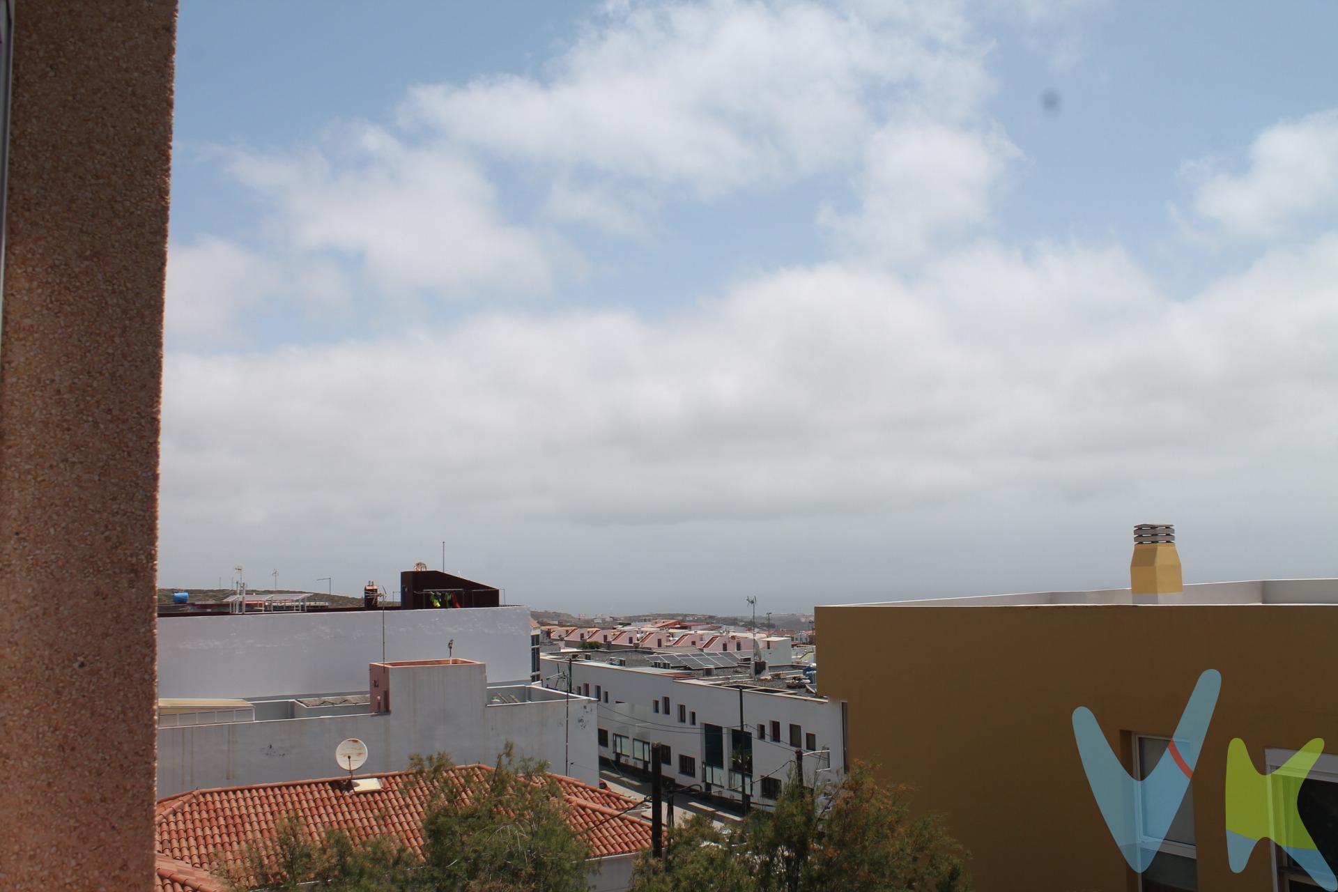 ¡Bienvenido a tu nuevo hogar! Este encantador piso de 63 m² ubicado en La Herradura, Telde, te ofrece la tranquilidad que buscas sin alejarte de todas las comodidades urbanas. Con vistas al mar, disfrutarás cada día de las vistas desde el amplio y luminoso salón-comedor. La cocina está equipada con una práctica barra americana ideal para compartir momentos especiales. Además, cuenta con dos acogedores dormitorios; el principal tiene ventanas hacia el exterior para que puedas despertar admirando la vista al mar y la ciudad. La propiedad incluye una plaza de garaje donde podrás aparcar cómodamente tu vehículo y un práctico trastero perfecto para mantener todo ordenado. También encontrarás una solana soleada donde tender tus prendas sin preocupaciones. Ubicado cerca de numerosos servicios como supermercados, farmacias o colegios hace que esta vivienda sea aún más atractiva. Si estás buscando un lugar especial lleno de luz natural e instalaciones pensadas para facilitarte la vida diaria.. ¡no dudes en visitarlo! Tu nueva aventura comienza aquí.