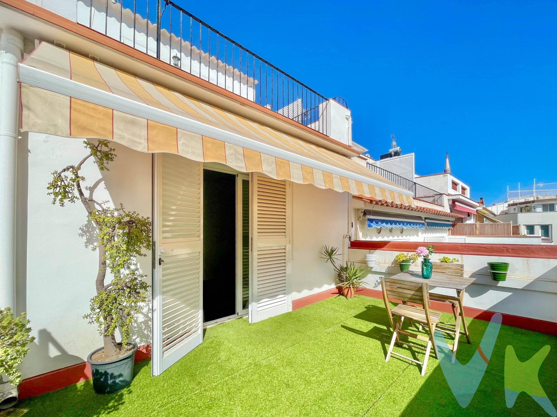 Este ático dúplex con tres terrazas es un espacio único situado en el corazón de Sitges, una encantadora localidad costera en la comarca del Garraf. A pocos pasos de las principales playas y con una ubicación céntrica junto al Cap de la Vila, este hogar te permite disfrutar de lo mejor que ofrece Sitges, conocida por su vibrante vida cultural y sus festividades populares como la Fiesta Mayor y Corpus. . En la primera planta, te recibe un amplio salón-comedor con una acogedora chimenea. Aquí también encontrarás una zona de despacho ideal para trabajar desde casa, una cocina bien equipada y un baño completo con plato de ducha. Esta planta incluye una habitación individual y una habitación doble con salida a un balcón que ofrece encantadoras vistas urbanas. La segunda planta ofrece aún más espacio y comodidad. Aquí, una luminosa habitación principal da acceso a una amplia terraza de 14 m², perfecta para disfrutar del aire fresco. Además, hay una habitación pequeña y dos dormitorios dobles, uno de los cuales tiene salida a una pequeña terraza adicional. Esta planta también cuenta con dos baños completos. En la parte superior del ático, se encuentra un estudio de 8 m² con armario integrado y un solarium de 14 m², proporcionando un espacio tranquilo y privado para relajarse y tomar el sol. La propiedad cuenta con aire acondicionado y bomba de calor en el comedor, además de cerramientos de aluminio. La fachada dispone del certificado oficial expedido por la Generalitat (ITE). El edificio tiene solo dos vecinos, asegurando un ambiente tranquilo y exclusivo. La proximidad a Barcelona, a tan solo 35 kilómetros, y la conveniencia de estar cerca del Aeropuerto de Barcelona-El Prat, hacen de este ático una opción ideal tanto para residir como para disfrutar de una segunda vivienda. La excelente conectividad con la ciudad condal y el aeropuerto permite disfrutar de la tranquilidad de Sitges sin renunciar a las comodidades de una gran ciudad. En resumen, este ático dúplex es una joya en Sitges, perfecto para aquellos que buscan un hogar espacioso, lleno de luz y con una ubicación privilegiada. La cercanía a los principales comercios asegura que tengas todo lo que necesitas a poca distancia, mientras que la proximidad a la playa te invita a disfrutar del sol y la arena en cualquier momento. El precio no incluye impuestos (ITP, IVA y AJD), ni los gastos de notario ni los de registro. Ref. 11137RM