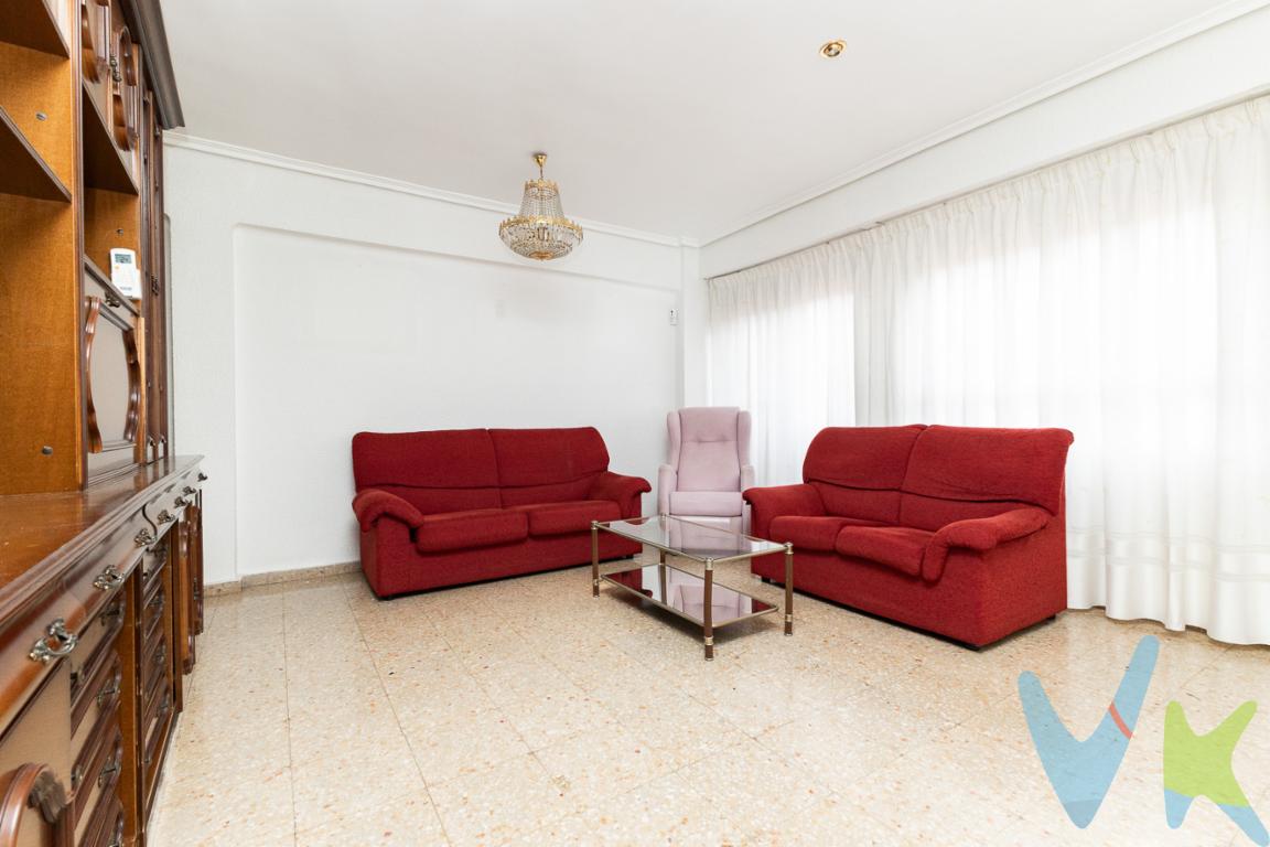 Estupendo piso en venta en Alaquàs, Luminoso y con todos los servicios a un paso!! se trata de  una vivienda en finca con ascensor, dispone de tres dormitorios y un baño con ducha, cocina independiente  y gran salón con mirador. Si estas buscando piso para entrar a vivir es una muy buena oportunidad, ya que se encuentra en buen estado y listo para entrar a vivir.Es una vivienda muy amplia, dos de los dormitorios son dobles y uno sencillo, el comedor es muy amplio y exterior, y al ser una cuarta altura dispone de mucha luz natural.Cabe destacar que tiene un Split de aire acondicionado y gas natural.La ubicación es perfecta ya que está a un paso de la avenida principal, muy céntrico y rodeado de comercios, supermercados, parada de bus y colegios. Que mas se puede pedir!! Agencia Registrada con el Nº 2355 en el Registro Obligatorio de Agentes Inmobiliarios de la Comunitat Valenciana.El mobiliario, electrodomésticos no integrados y objetos no forman parte del precio.La descripción del presente inmueble e imágenes tienen mero carácter informativo, no vinculante y en ningún caso carácter contractual, pudiendo ser modificado, sin que ello implique responsabilidad alguna, dado que la información es ofrecida por terceros y puede contener errores.En cumplimiento a la Ley 10/2025, de 26 de diciembre, por la que se regulan los servicios de atención a la clientela, desde Europa 2000 informamos que el precio no incluye lo siguiente: En cumplimiento a la Ley 10/2025, de 26 de diciembre, por la que se regulan los servicios de atención a la clientela, desde Europa 2000 informamos que el precio no incluye lo siguiente: honorarios de mediación inmobiliaria a cargo del comprador del 3% del precio final de venta más IVA (21%), salvo otro pacto, impuestos (IVA  o ITP, este según perfil del comprador, pudiendo ser el 3%-6% ó el 10%) y otros gastos de la Compraventa: notaria, registro y gestoría por tramitación de la inscripción de la escritura (si la hay). Para más información y asesoramiento acerca de las opciones de compra, quedamos a tu disposición.Por decisión de los propietarios, gestionamos y comercializamos esta vivienda en exclusiva a través de Asicval y FAI, por lo que un amplio conjunto de agencias inmobiliarias ofrecemos el inmueble con garantías de certificación de inmuebles, calidad y seguridad. Por este motivo, se ruega no molestar a los propietarios. En caso de ser agente inmobiliario y tienes un cliente para este inmueble, estaremos encantados de colaborar.¡Contacta con nosotrxs y te informaremos de todo! 