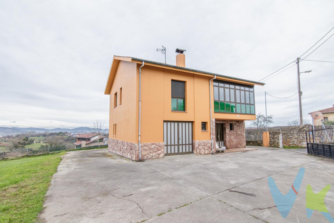 Imagina tu nuevo hogar en RocesVivienda independiente situada en una zona tranquila y bien comunicada de Roces, ideal para quienes buscan espacio, privacidad y la oportunidad de crear un hogar a su medida. La casa se distribuye en dos plantas de 90 m² cada una, con tres dormitorios, dos baños, cocina independiente y salón de paso.El tejado se encuentra en buen estado y la vivienda ofrece un gran potencial de actualización, permitiendo adaptarla a un estilo de vida moderno sin renunciar a una base sólida.Todo ello sobre una parcela llana de 1.100 m², perfecta para disfrutar del aire libre, crear un jardín, zona de ocio o simplemente vivir con calma y amplitud.Una oportunidad para dar forma al hogar que siempre has imaginado, en una de las zonas más demandadas de Roces. PRECIO DE VENTA SIN GASTOS NI IMPUESTOS INCLUIDOS: El precio de venta no incluye gastos de notaría, registro de la propiedad, gestoría, ni el Impuesto de Transmisiones Patrimoniales (ITP) o el IVA/AJD. HONORARIOS: El precio de venta no incluye los honorarios que se devengan a cargo del cliente comprador por la prestación de servicios de asesoramiento y gestión. El importe asciende al 2%, con un minimo de 2.000 EUR, del Precio de Venta (IVA no incluido). Dichos honorarios deberán ser abonados a la firma de la escritura pública.