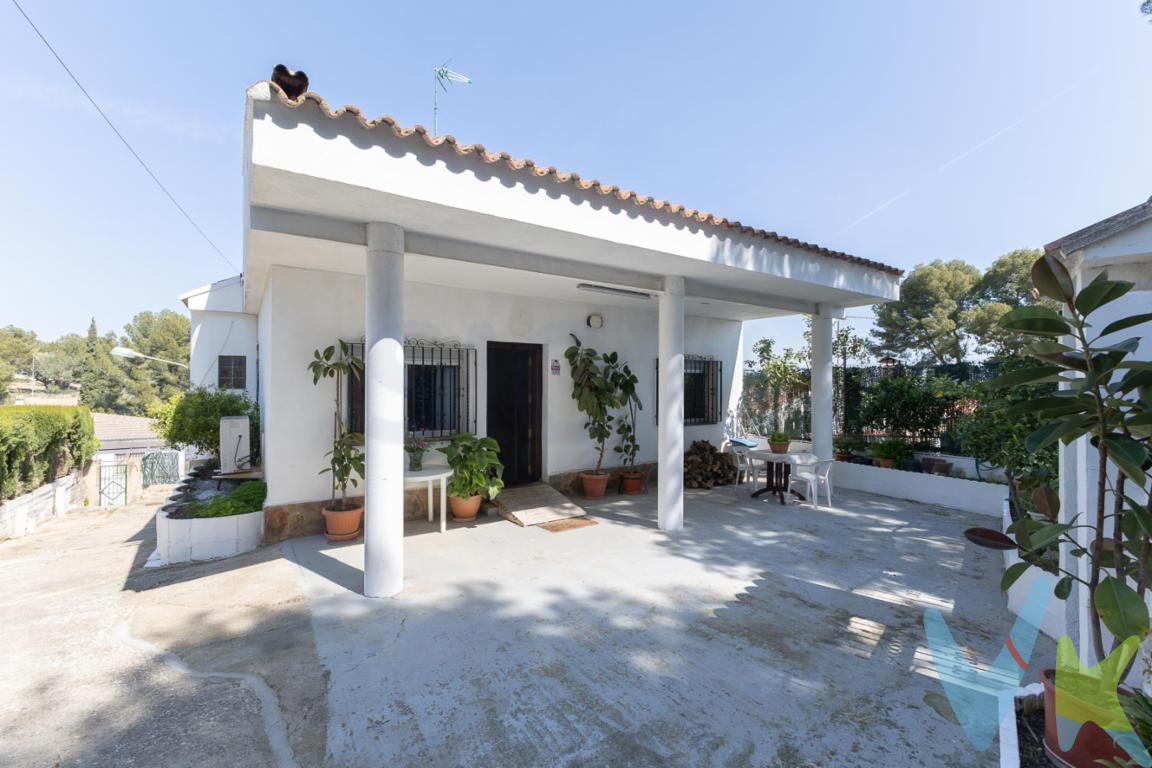 🌿 CHALET INDEPENDIENTE CON PARCELA, PORCHE, TERRAZA Y BUHARDILLA EN ENTORNO NATURAL.  Te presentamos este acogedor chalet independiente situado en una zona tranquila, rodeada de naturaleza y con bonitas vistas despejadas, ideal para quienes buscan calidad de vida, privacidad y espacios exteriores para disfrutar todo el año.A SÓLO 15 minutos de Valencia y a 2 minutos del supermercado Consum, en Urb. San Francisco (Chiva), con transporte público (autobús) próximo. La vivienda se distribuye principalmente en una cómoda planta, donde encontramos un amplio y luminoso salón-comedor con estufa de leña, perfecto para crear un ambiente cálido y acogedor en invierno. Desde aquí se accede fácilmente al resto de estancias de la vivienda como la habitación principal, amplia y muy luminosa ya que, al ser esquinera, tiene mucha entrada de luz..Dispone de una espaciosa cocina independiente, totalmente equipada, con gran capacidad de almacenaje y zona para el día a día, además de salida directa al exterior, lo que aporta comodidad y funcionalidad.El inmueble cuenta con baño completo con plato de ducha y ventilación natural, ofreciendo comodidad y buen estado de conservación.Uno de los grandes atractivos de la vivienda es su fantástica terraza cubierta, ideal para disfrutar de comidas al aire libre, reuniones familiares o simplemente relajarse contemplando las vistas al entorno natural.En la planta superior, la propiedad dispone de una gran zona tipo ático o buhardilla diáfana, un espacio versátil con muchas posibilidades de uso: sala de ocio, despacho, zona de almacenaje, dormitorio adicional o área polivalente según las necesidades de cada familia. Desde esta planta se accede además a una amplia terraza solárium, perfecta para disfrutar del sol y de las vistas abiertas. Y uno de los grandes valores añadidos de esta vivienda se encuentra en la planta baja, donde dispone de un amplio salón de recreo con baño, configurado como una zona muy espaciosa y polivalente. Esta planta resulta ideal como apartamento auxiliar ya que se puede acceder tanto por el interior como por el exterior con entrada independiente, zona de invitados, sala de juegos, espacio juvenil, despacho profesional, gimnasio o estancia independiente para familiares. Gracias a su amplitud y a contar con baño propio, aporta una gran comodidad y multiplica las posibilidades de uso de la vivienda. En el exterior, la propiedad dispone de una amplia parcela con zona de aparcamiento, espacios abiertos y construcciones auxiliares: zona de paellero/barbacoa y trastero para herramientas, ofreciendo múltiples opciones para adaptarlo a tus necesidades (jardín, zona chill out, piscina, etc.). Todo ello en un entorno residencial tranquilo, con privacidad y rodeado de vegetación.Una vivienda con mucho potencial, bien distribuida y con el atractivo de contar con varias alturas y espacios diferenciados, ideal tanto como residencia habitual como para disfrutarla como segunda vivienda. ✨ CARACTERÍSTICAS DESTACADAS:Chalet independiente a sólo 15 minutos de Valencia (vecinos todo el año)Amplia parcela privadaTerraza cubierta con vistas despejadasGran terraza soláriumBuhardilla diáfana con múltiples usosSalón con estufa de leñaCocina independiente equipadaZona tranquila rodeada de naturalezaBuena luminosidad en toda la viviendaPOSIBILIDAD DE PISCINA  💰 CONDICIONES ECONÓMICAS Y LEGALES PVP: [246.000EUR]Gastos e impuestos no incluidos en el precio. La compra conlleva impuestos y gastos de formalización para el comprador.En las segundas transmisiones, el Impuesto de Transmisiones Patrimoniales (ITP) puede ascender, con carácter general, aproximadamente al 10 % del precio de compraventa, conforme a la normativa vigente en la Comunidad Valenciana. No obstante, dicho impuesto puede verse bonificado, pudiendo aplicarse un tipo reducido del 6 % o incluso del 4 %, siempre que la parte compradora y el inmueble cumplan los requisitos legalmente establecidos para ello.La compraventa se realizará con gastos según ley, por lo que los gastos de notaría y registro de la propiedad serán asumidos conforme a lo dispuesto en la normativa aplicable. A título orientativo, dichos gastos, según aranceles oficiales, pueden situarse aproximadamente entre 400 EUR y 800 EUR, dependiendo del precio final y de las circunstancias de la operación.Honorarios de intermediación inmobiliaria no incluidos en el precio: 4 % más IVA sobre el precio final de venta.Se informa al consumidor que la agencia actúa como intermediaria inmobiliaria en la operación, estando cualquier eventual compraventa y sus condiciones sujeta a la aceptación expresa del propietario o vendedor y a la posterior formalización del correspondiente contrato de arras.El consumidor tiene, conforme a la normativa vigente, a su disposición información y documentación adicional relativa al inmueble, pudiendo consultarla en la agencia inmobiliaria.La información contenida en este anuncio tiene carácter meramente informativo y no contractual, pudiendo estar sujeta a errores u omisiones involuntarias.              