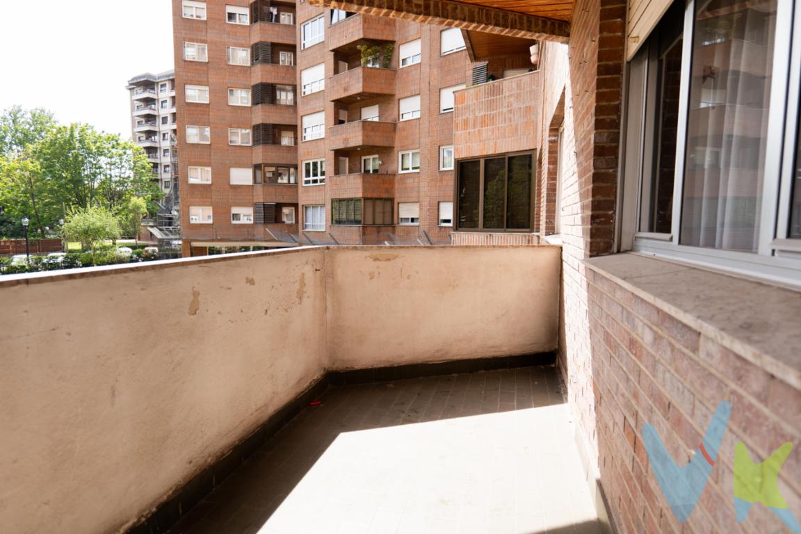 Ponemos a la venta un magnífico piso en el barrio del  Bibio, una de las zonas más demandadas y de mayor prestigio de Gijón, por su calidad de vida, destaca por la gran cantidad de zonas ajardinadas, la amplitud de sus calles y la cercanía al parque Isabel la Católica, a la Playa de San Lorenzo, al Grupo Covadonga y al estadio del Molinón,  y ofrece además una gran variedad de oferta gastronómica, colegios cercanos tanto públicos como concertados, supermercados, farmacia, y está muy bien comunicada con el centro de la ciudad con varias líneas de autobús con parada en frente del edificioEl piso es completamente exterior y muy soleado y caliente gracias a su orientación sur. La vivienda tiene de dos dormitorios, cocina y un luminoso salón con acceso a una amplia terraza y un baño. El piso se vende además con una cómoda y espaciosa plaza de garaje a la que se accede en ascensor y un amplio trastero en la misma planta del garaje, lo que hace más fácil el día a día, ya que es bastante complicado aparcar en la zona. Haciendo una reforma a tu gusto puedes dejar un bonito piso en una de las mejores zonas de Gijón.No lo pienses más es una oportunidad única, llámanos y te acompañaremos en la visita.En el precio no está incluido el Impuesto de Transmisiones Patrimoniales, ni los Gastos de Notaría y Registro.