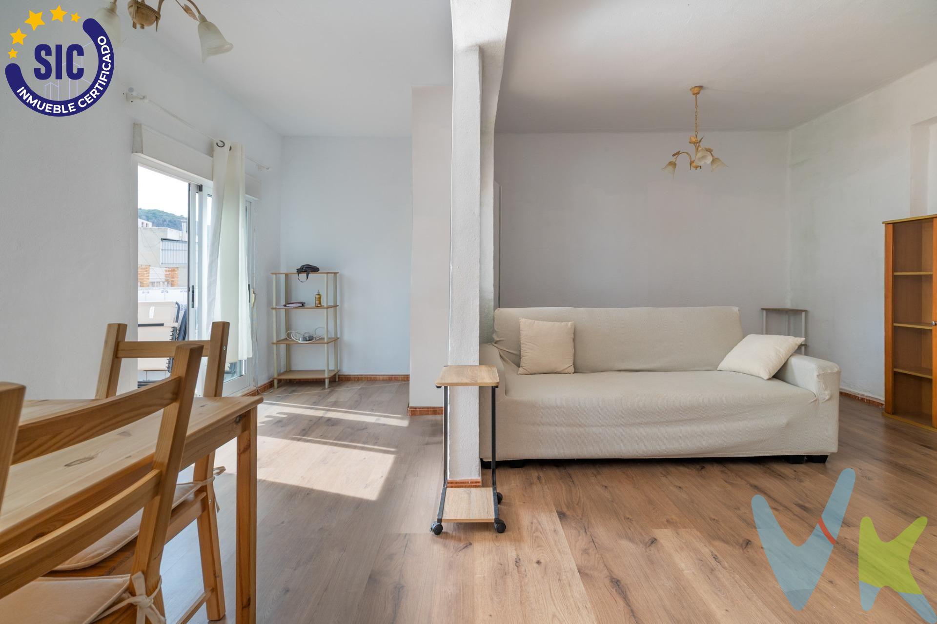 ¡Tu nuevo hogar en Corbera! Piso de 3 habitaciones con terraza en Calle Sant Ruc, Corbera. Descubre este encantador piso en venta, ubicado en la Calle Sant Ruc, 9 de Corbera, una zona tranquila y bien conectada, ideal para familias, parejas o inversores que buscan calidad de vida a buen precio. Situado en una tercera planta sin ascensor, la vivienda cuenta con una superficie total de 92,14 m² y 66,16 m² útiles, distribuidos de forma práctica y cómoda:. •	Amplio vestíbulo. •	Luminoso comedor. •	3 dormitorios. •	Cocina independiente con zona de lavadero. •	1 baño completo. •	Pequeña galería interior. •	Acogedora terracita con vistas a la calle, perfecta para tomar el café al sol o relajarse por la tarde. 🌿 Entorno privilegiado:. Ubicado en el corazón de Corbera, disfrutarás de un entorno tranquilo, familiar y rodeado de naturaleza, a tan solo unos minutos caminando de todos los servicios esenciales: supermercados, colegios, centro médico, parques y transporte público. A poca distancia del Parque Natural de la Sierra de Corbera, es ideal para los amantes del senderismo y el aire libre. Además, Corbera se encuentra a solo 35 minutos de Valencia capital, lo que lo convierte en un lugar perfecto para vivir con tranquilidad sin renunciar a la cercanía de la ciudad.  . Precio muy interesante. ¡Solicita más información y ven a visitarlo sin compromiso!. La descripción del presente inmueble e imágenes tienen mero carácter informativo y en ningún caso carácter contractual, pudiendo ser modificados por la inmobiliaria comercializadora sin que ello implique responsabilidad alguna frente a terceros. En el precio de venta a público, esta propiedad NO incluye los gastos de adquisición (Notario, registro, gestión, honorarios, etc…). 
