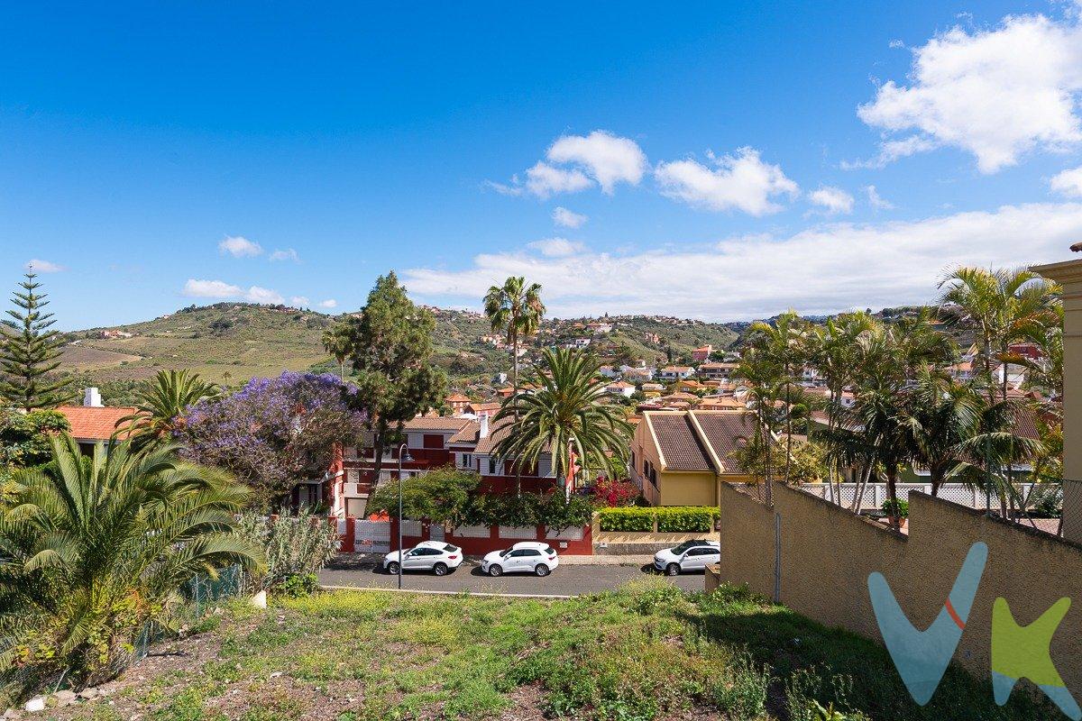 ¿ESTÁS PENSANDO EN CONSTRUIR LA CASA DE TUS SUEÑOS?.   El paso más importante es encontrar el mejor terreno con la mejor ubicación y características para construir tu nuevo hogar.   Ubicado en una zona PRIVILEGIADA de Santa Brígida, la Cuesta de Los Alvarados, el solar tiene una superficie de 673 m2 y una fachada de 16 metros.  La calificación del suelo es A400, con posibilidad de edificación de 403,80 m2 en dos plantas sobre rasante más dos plantas en sótano (garaje) y uso principal para la construcción de vivienda unifamiliar aislada.   Con fantásticas vistas, excelente orientación Sureste y fachada a calle tranquila y semi privada con pocos vecinos, podrás disfrutar de la PRIVACIDAD que necesitas.   Una OPORTUNIDAD única para construir tu HOGAR IDEAL.   Fácil acceso a la Circunvalación, punto de conexión a toda la isla y a tan sólo 5 minutos del centro de la ciudad de Las Palmas de G.C. Con todos los servicios cercanos como supermercado, farmacia, comercios, colegios, zonas verdes para pasear o hacer deporte, y sobre todo, un lugar tranquilo y EXCLUSIVO para vivir.   ¡NO DEJES DE VISITARLA!!! ES UNA EXCELENTE OPORTUNIDAD Y PODRÁS IMAGINARTE TU FUTURO HOGAR!!!.  .   Información: El precio de venta no incluye impuestos propios de la transmisión, gastos de notaría, registro, ni cualquier otro que según ley pueda corresponder al comprador.  .  