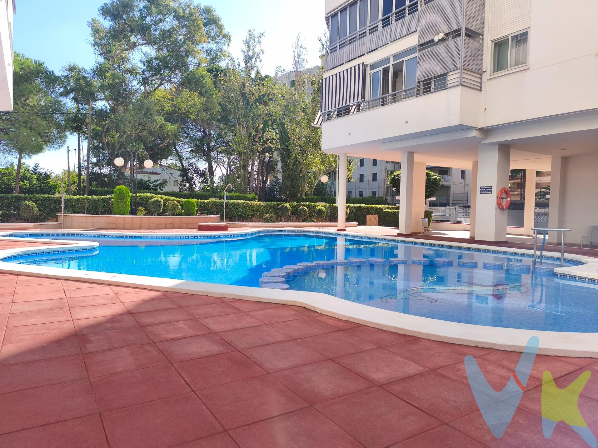 . ¿Te imaginas vivir a un minuto de la playa y sentir que estás de vacaciones todo el año? ¡Este apartamento en Playa Heliópolis puede hacerlo realidad!. Este apartamento lo tiene todo para disfrutar del auténtico estilo de vida mediterráneo. 🏡 Dos habitaciones dobles, una de ellas con baño en suite, dos baños completos, cocina amueblada con amplia galería y un luminoso salón con salida a una espectacular terraza con vistas despejadas. ¡Tu lugar favorito para desayunar, desconectar o disfrutar de las noches de verano!. 🌴 ¿Y la urbanización? ¡Una maravilla! Piscina, pista de tenis, zonas infantiles y portero durante todo el año. Además, solo tres vecinos por planta, para disfrutar de mayor tranquilidad y privacidad. 🚗 Se vende equipado, con plaza de garaje y trastero incluidos. Como valor añadido, los propietarios también tienen participación en la vivienda comunitaria destinada al portero. 📍 ¡Ubicación de 10! A solo un minuto andando de las espectaculares playas de Heliópolis, a 5 minutos del centro de Benicàssim y a 10 minutos de Castellón en coche. 💙 Para vivir los 365 días del año, escaparte los fines de semana o disfrutar de veranos interminables. Porque vivir cerca del mar no debería ser solo cosa de vacaciones. ¡Sol, playa, tranquilidad y calidad de vida en un mismo lugar!. NO LO DEJES ESCAPAR !!!!