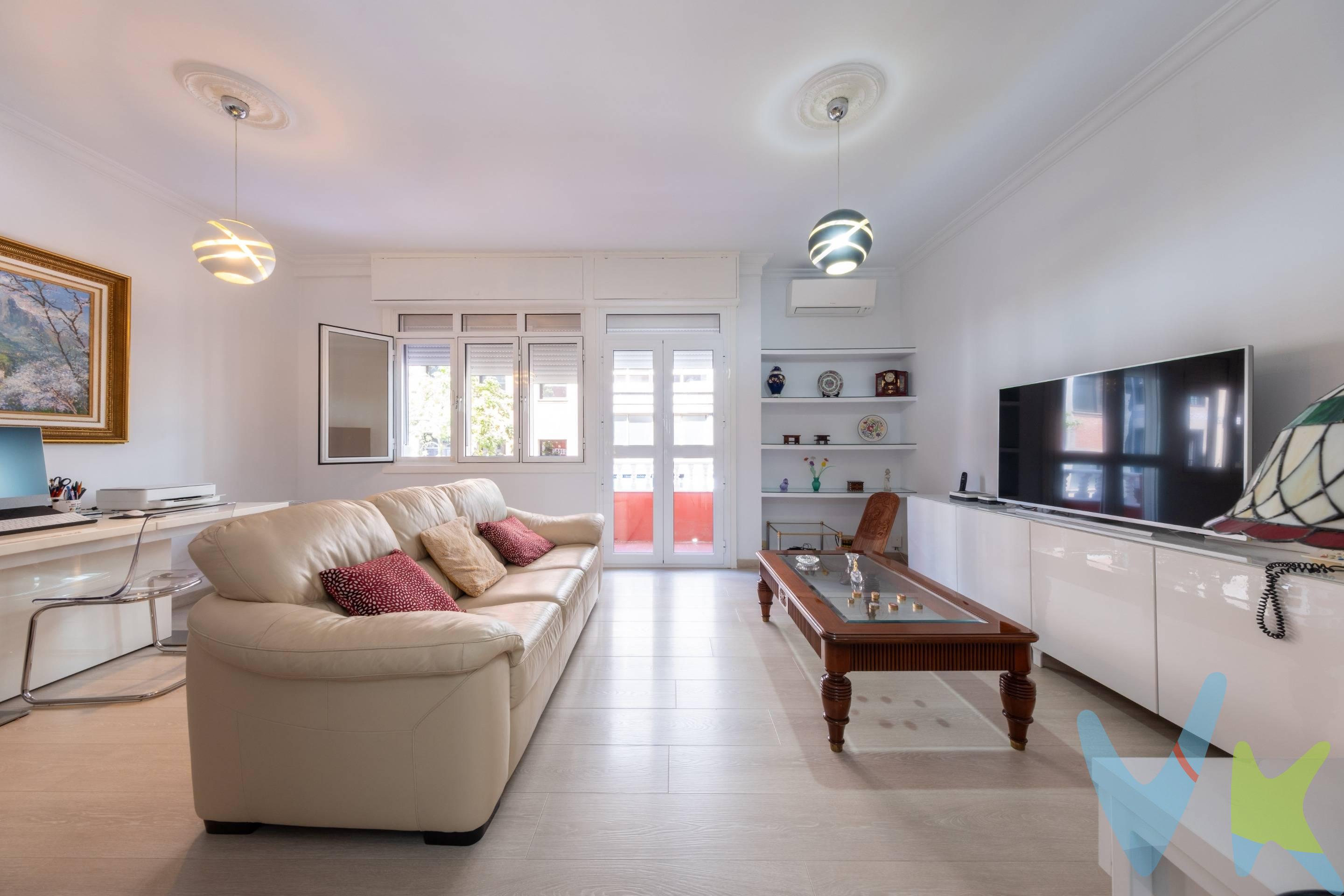 A la venta este estupendo piso de 135 m² ubicado en la céntrica calle León y Castillo, a pocos metros del Parque San Telmo, la calle Triana y la Plaza de la Feria, una de las zonas más demandadas de Las Palmas de Gran Canaria. La vivienda se distribuye en cuatro amplias habitaciones, un luminoso salón-comedor con acceso a un pequeño balcón, cocina independiente totalmente equipada, zona de lavadero, dos baños completos y un vestíbulo en la entrada. . Es una propiedad luminosa, con estancias que dan tanto al exterior como a varios patios interiores y que cuenta con techos altos que aportan una agradable sensación de amplitud, además de aire acondicionado en el salón para mayor confort. . Situado en un edificio con pocos vecinos, este piso destaca por su tranquilidad y su excelente ubicación, con todos los servicios al alcance: estación de guaguas, zona comercial de Triana, supermercados, colegios, centro de salud, farmacias, zonas verdes, espacios deportivos, restaurantes, parking, etc.  . Una excelente oportunidad tanto como vivienda habitual para familias que buscan espacio, comodidad y buena conexión, como para inversores que deseen obtener rentabilidad en una ubicación privilegiada. Información: en el precio de venta no se incluyen los gastos derivados de la compraventa (notaría, registro, impuestos). Los datos expuestos son meramente orientativos y pueden estar sujetos a errores u omisiones involuntarias. 