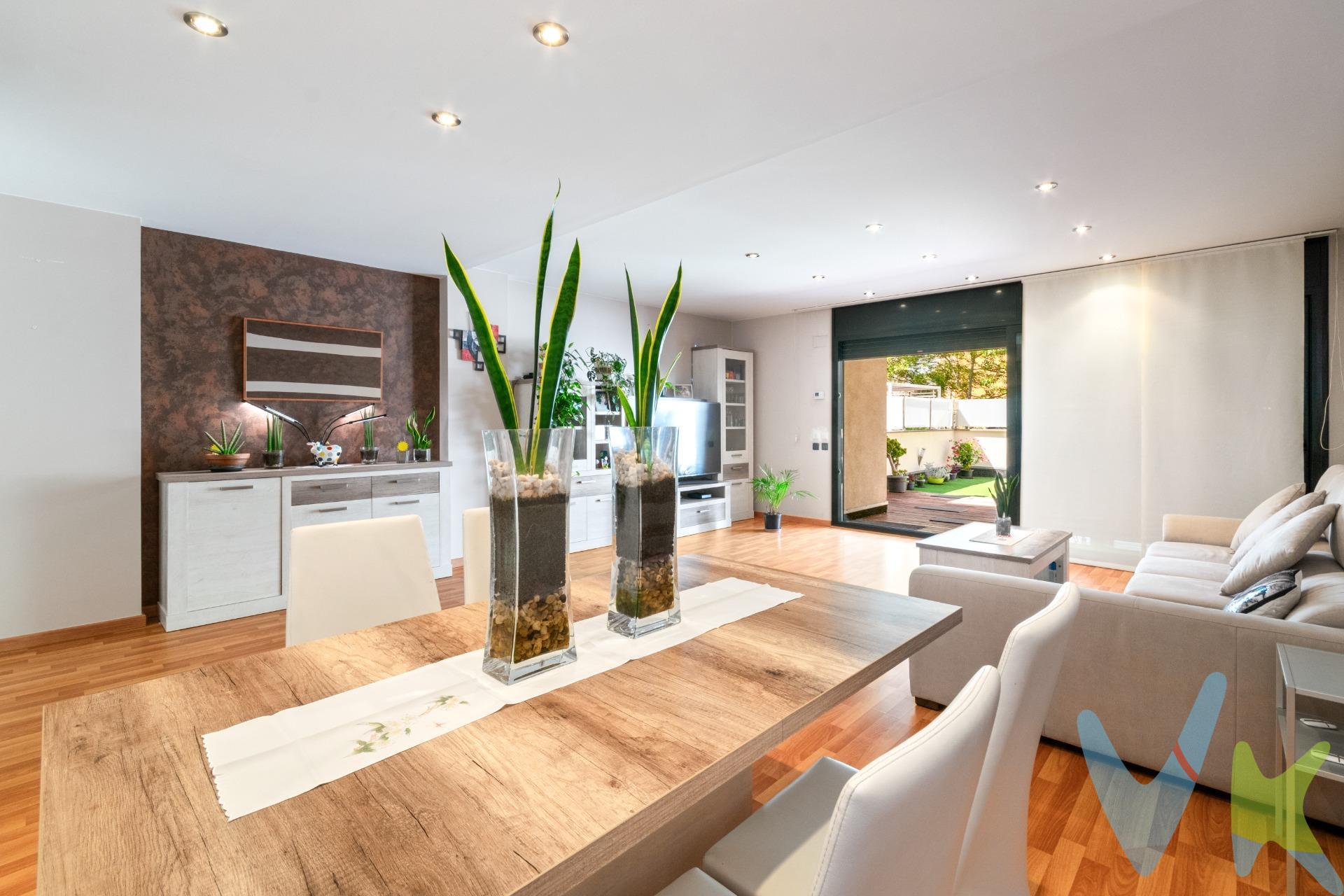 . En la tranquila población de Viladecavalls, se presenta esta espectacular casa que cumple con todas las comodidades que uno puede desear en un hogar. Situada en un entorno alejado del caos urbano, cuenta con excelentes conexiones gracias a la C-58 y al nuevo cinturón B-40, facilitando el acceso a las principales vías. Al ingresar, nos recibe un hermoso jardín que actúa como separación de la calle, brindando privacidad y un espacio verde para disfrutar. Tras el recibidor, encontramos una amplia y luminosa cocina office, totalmente equipada, que se complementa con un baño de cortesía. El amplio comedor, también bien iluminado, ofrece salida al jardín trasero, convirtiéndose en el lugar ideal para reuniones familiares y momentos con amigos. En la primera planta, hay dos acogedoras habitaciones dobles, una de ellas en suite, junto con dos habitaciones individuales y un baño completo. Es relevante destacar que actualmente una de las habitaciones se utiliza como un amplio vestidor, aportando un toque de funcionalidad. Al subir a la segunda planta, nos encontramos con un espacio diáfano que se puede adaptar según las necesidades de cada familia, ya sea como despacho, gimnasio o sala de juegos. Desde este nivel, se accede a un hermoso solárium con jacuzzi, perfecto para contemplar la espectacular puesta de sol sobre las míticas montañas de Montserrat. Esta planta también alberga la zona de lavandería. El chalet incluye un garaje privado con capacidad para dos coches y, en el mismo nivel, se encuentra una despensa y una amplia sala que puede ser utilizada como sala de juegos o gimnasio, brindando opciones adicionales para el entretenimiento y la comodidad familiar. Cada rincón de esta vivienda ha sido diseñado para garantizar la máxima comodidad, incluyendo un ascensor que facilita el acceso a todas las plantas. ¡No pierdas la oportunidad de vivir en un lugar que realmente mereces!. 