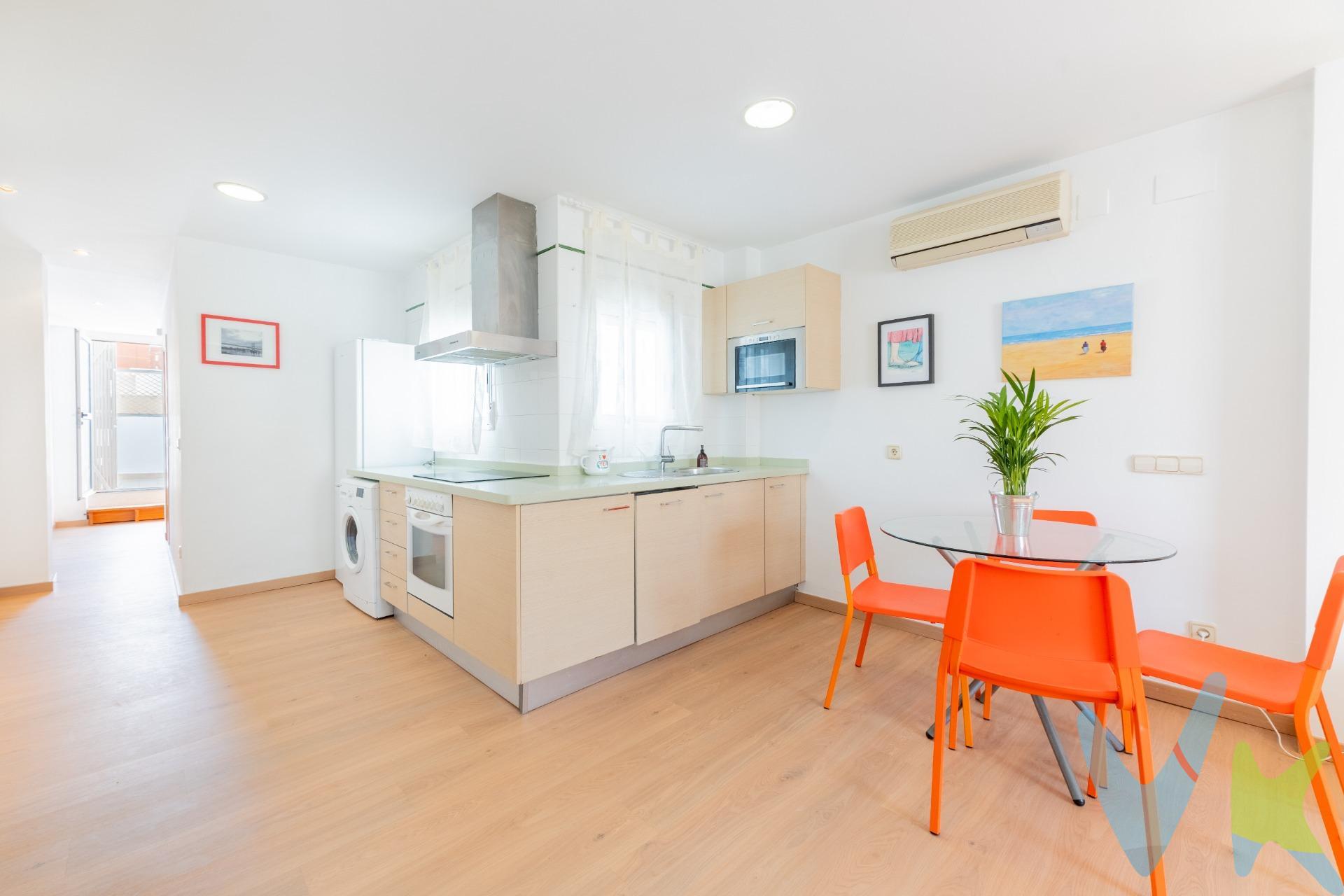 Imagina llegar a casa y desconectar en tu propia terraza privada, a pocos minutos del centro de Valencia y de la playa. Este piso combina funcionalidad, luz y un estilo de vida cómodo en una ubicación estratégica. La vivienda ofrece un salón comedor abierto, conectado a una cocina office moderna que favorece la vida social y el aprovechamiento del espacio. El dormitorio, delimitado con un tabique a media altura, aporta amplitud sin renunciar a la intimidad. El baño es completo (N/D detalles). Destaca su terraza de aproximadamente 11 m², perfecta para desayunos al aire libre o momentos de relax con vistas despejadas. Además, cuenta con aire acondicionado Split (frío/calor), suelo de parquet y está recién pintado, listo para entrar a vivir. Ubicado en una zona consolidada de Mislata, tendrás a tu alcance todo lo necesario: Colegios, supermercados, restaurantes, centros de salud y hospitales. La cercanía a parques y buenas conexiones de transporte público facilitan el día a día, mientras que en solo 12 minutos puedes disfrutar de las playas de Valencia. Una vivienda ideal tanto para parejas que buscan su primer hogar como para inversores que valoran ubicación y demanda. Si quieres conocer más detalles o concertar una visita, estaré encantado de ayudarte. La descripción y los datos del presente inmueble tienen carácter meramente informativo y en ningún caso contractual. En el precio de la vivienda no están incluidos los honorarios de agencia, gastos de compraventa y/o financiación.  Se presenta una edificación de 76,93m2 y otra edificación de 59m2 según consta en catastro. Dicha finca registral no está coordinada con catastro. Por mandato expreso del propietario, comercializamos este inmueble en exclusiva compartida, lo que garantiza un servicio de calidad, un trato fácil y personalizado, una gran difusión en nuestras redes compartidas y sin interferencias de terceros. Por este motivo se ruega no molestar al propietario, a los ocupantes de la propiedad, a los vecinos o conserjes del edificio si los hubiera. Si eres una agencia, llámanos colaboraremos contigo. 