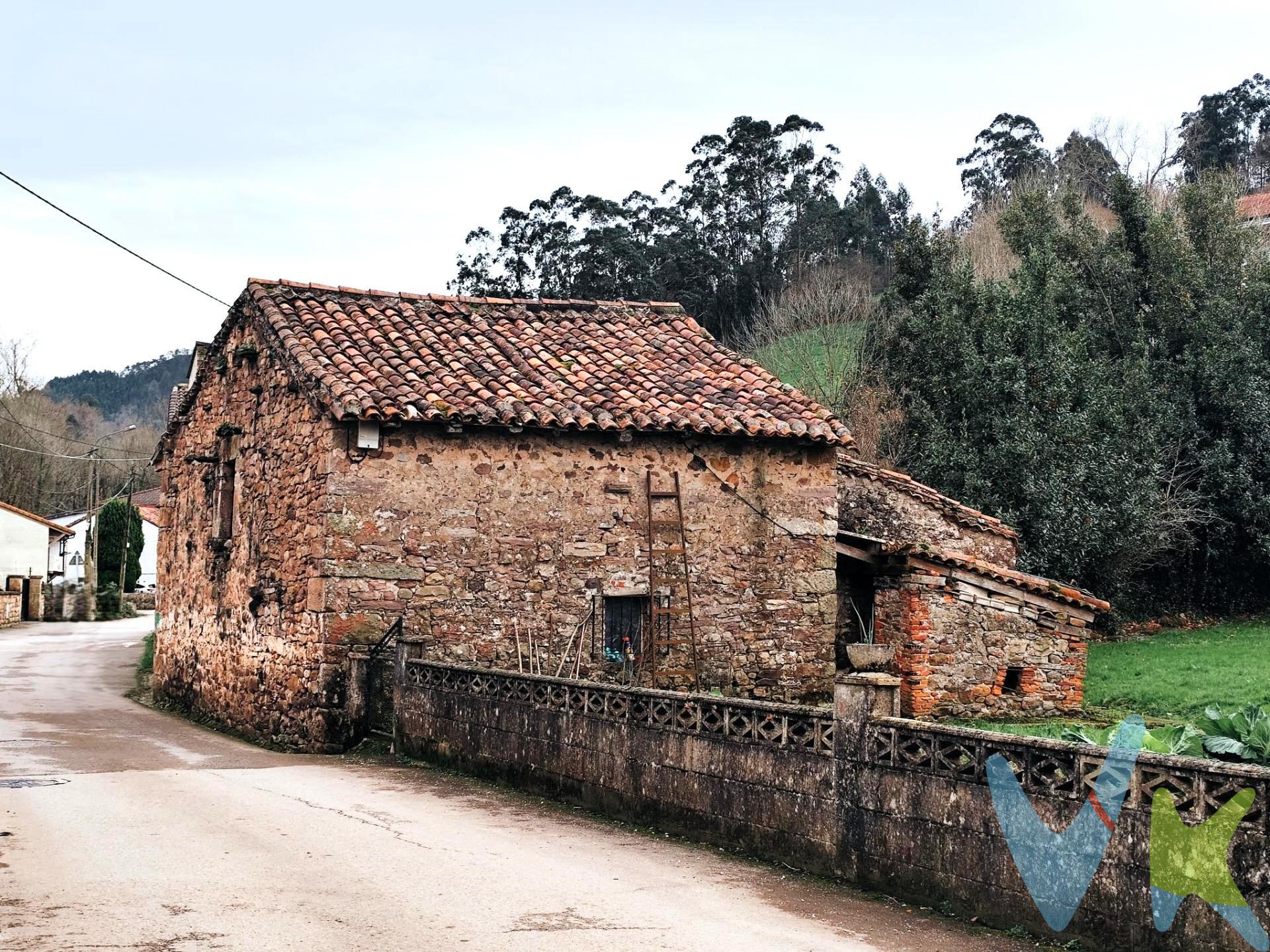 Cabaña de  piedra destinado a cuadra y pagar en Santa María de Cayón. Cuenta con 300 m2 de terreno aproximadamente  incluida la edificación de 57 m2 en planta baja más 57 m2 en planta primera y anexo de 25 m2. Edificación típica de piedra. Dispone de luz y agua a pie de finca. Perfecto acceso. En pleno casco urbano . Los impuestos, gastos de notaría y registro no están incluidos en el precio.