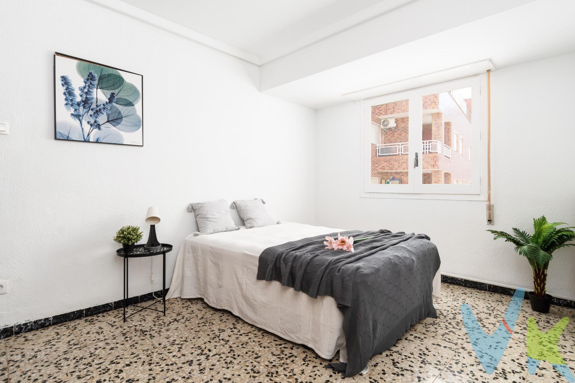 Piso en calle las Flores, junto a Cesáreo Alierta de 3 dormitorios. La vivienda cuenta con una distribución muy bien aprovechada. Dispone de un amplio salón exterior, tres dormitorios , dos dobles y uno simple. La cocina independiente se entrega totalmente amueblada con muebles nuevos y equipada con electrodomésticos, incluyendo lavadora, lavavajillas, horno, vitrocerámica y frigorífico. Desde la propia cocina se accede a un agradable balcón interior orientado a un amplio patio de manzanas, lo que garantiza abundante luz natural, tranquilidad y zona de desahogo. El baño dispone de plato de ducha y cuenta con ventana exterior para una óptima ventilación natural. . Es una segunda planta sin ascensor. Comunidad interesada en la instalación. La calefacción es individual a gas. Cuenta con  práctico armario empotrado tipo despensa en la zona del recibidor y balcón  para un almacenamiento extra de gran utilidad. Y armario empotrado en el dormitorio principal. Muy pocos gastos de comunidad 18€ al mes. El piso se encuentra ubicado en una zona inmejorable dentro del barrio de San José, situándose junto a la avenida Cesáreo Alierta y a escasos pasos del Centro Comercial Alcampo Utrillas  y Mercadona. Un entorno residencial perfectamente consolidado y lleno de vida que cuenta con todos los servicios necesarios a pie de calle: grandes superficies, supermercados, pequeños comercios de proximidad, centros de salud, colegios y gimnasios. Además, dispone de una rápida y excelente conexión mediante transporte público con el centro de Zaragoza gracias a las líneas de autobús urbano de la zona. Contáctanos para más información o para concertar una visita.