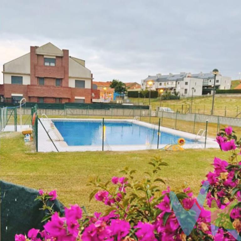  ¡Oportunidad única en Mogro! Presentamos este fabuloso piso en venta, una joya inmobiliaria que combina confort y funcionalidad en un entorno privilegiado. Su impecable construcción, que data de 2008, garantiza la calidad y modernidad de sus instalaciones. La propiedad se distingue por su excelente localización y sus características de primera clase que aseguran una vida placentera y cómoda.La vivienda cuenta con 60.42 metros útiles y 69.97 metros construidos, espacios distribuidos de manera óptima para aprovechar al máximo cada rincón. Dotada de dos amplias habitaciones, una de ellas con salida directa a una de las dos terrazas y otra con un gran armario empotrado. El piso es ideal tanto para familias pequeñas como para parejas que busquen un hogar acogedor y tranquilo. Los dormitorios están diseñados para proporcionar el máximo confort, con suficiente espacio para armarios y mobiliario adicional, adaptándose así a todas las necesidades.Además, el inmueble incluye una plaza de garaje privada, lo que aporta gran comodidad y seguridad a sus habitantes. La inclusión de un garaje es un valor añadido significativo en esta zona, donde la disponibilidad de aparcamiento puede ser limitada.Uno de los puntos más destacados son las dos encantadoras terrazas una de 32 m2 al Norte y otra de 24 m2 al Sur, perfectas para disfrutar de momentos de relajación al aire libre sin salir de casa. Este espacio exterior añade un plus de exclusividad y abre múltiples posibilidades para su uso, desde crear una zona de lectura hasta organizar pequeñas reuniones con amigos y familiares. Una terraza bien aprovechada se convierte en el lugar perfecto para disfrutar del buen tiempo y desconectar del ajetreo diario.El trastero que acompaña al piso proporciona un área adicional de almacenamiento, una solución práctica para mantener la vivienda ordenada y libre de desorden. Esta característica es especialmente valiosa para aquellos que necesitan un espacio extra para guardar objetos y pertenencias personales de manera segura.El inmueble se ubica en una comunidad que dispone de una fantástica piscina, ofreciendo una excepcional opción de ocio sin necesidad de salir del recinto. Además, el piso goza de una excelente comunicación gracias a la proximidad de servicios de transporte público tanto en tren como en autobús. La cercanía de estas estaciones garantiza una conexión rápida y eficiente con otros puntos de interés, facilitando los desplazamientos diarios y permitiendo disfrutar de todos los beneficios de vivir en Mogro sin renunciar a la comodidad de moverse fácilmente por la región.Todo en esta propiedad ha sido pensado para proporcionar el máximo confort y satisfacer las más altas expectativas. No pierdas la oportunidad de visitar este espléndido piso y descubrir por ti mismo todas las ventajas que ofrece. Contacta con nosotros para programar una visita. ¡Estamos seguros de que te encantará!Ven a conocer tu próximo hogar en Mogro, donde cada detalle ha sido diseñado para que disfrutes de una vida plena y satisfactoria.Impuestos y gastos de notaría no incluidos 