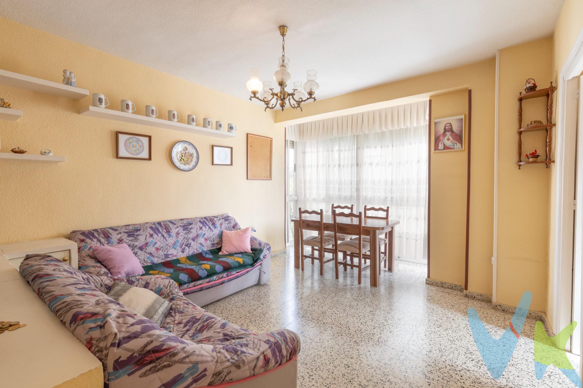 Si buscas una vivienda con infinitas posibilidades para convertirla en el hogar que siempre has imaginado, esta es una magnífica oportunidad. Te presentamos este acogedor piso situado en calle Santa Margarita, en una ubicación privilegiada de Granada, rodeada de todos los servicios necesarios para disfrutar del día a día con total comodidad. Supermercados, comercios, colegios, centros de salud, parques, transporte público y una excelente conexión con el centro de la ciudad convierten esta zona en una apuesta segura tanto para vivir como para invertir. La vivienda, ubicada en una segunda planta, destaca por ser completamente exterior, permitiendo que la luz natural sea la gran protagonista durante todo el día. Su distribución resulta cómoda, práctica y muy aprovechada:. 🏡 Tres dormitorios, ideales para familias, teletrabajar o disponer de un espacio extra. 🍽️ Cocina independiente con lavadero, perfecta para quienes disfrutan del orden y la funcionalidad. 🛋️ Salón acogedor y luminoso, el lugar perfecto para compartir momentos inolvidables con familiares y amigos. 🛁 Baño completo. Aunque se encuentra de origen, la vivienda ha sido cuidadosamente conservada, lo que permite entrar a vivir desde el primer día o actualizarla poco a poco, creando un hogar totalmente adaptado a tu estilo y necesidades. Es el lienzo perfecto para diseñar la casa que siempre has soñado. Su magnífica orientación, su excelente ventilación y la luminosidad que ofrece cada estancia hacen que la vivienda resulte especialmente agradable durante todo el año. Además, la calle Santa Margarita se encuentra en un entorno consolidado y muy demandado, donde todo está a un paso. Una ubicación perfecta para quienes valoran la comodidad de tener todos los servicios cerca sin renunciar a la tranquilidad de un barrio residencial con vida propia. Tanto si buscas tu primera vivienda, un hogar para tu familia o una inversión con alta demanda de alquiler, esta propiedad reúne todas las características para convertirse en una magnífica oportunidad. ✨ Porque algunas viviendas no solo se compran.. se empiezan a imaginar desde el primer instante. Llámanos y ven a descubrirla. En Naveros Inmobiliaria estaremos encantados de acompañarte en la visita. Tu próximo hogar puede estar esperándote aquí. Ref. N387. * El PVP no incluye el ITP (7% en Andalucía para segunda mano, salvo bonificaciones, o IVA si es obra nueva), ni los gastos de notaría, registro, gestoría o tasación, variables según cada operación. Tampoco incluye los honorarios de la agencia. * Las superficies y datos descriptivos son aproximados, verificables en la nota simple registral. Vivienda sin muebles, a negociar aparte. * Anuncio informativo, no contractual. * Muebles NO incluidos en el precio. 