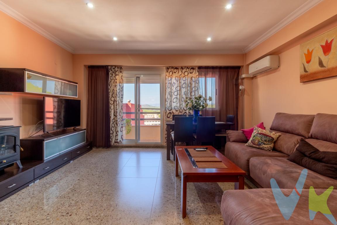 PISO EN GILET: TRANQUILIDAD Y COMODIDAD EN UN SOLO ESPACIOEn el tranquilo municipio de Gilet se encuentra este piso de 100 m², situado en la tercera planta de un edificio de 1970 bien conservado. Una vivienda amplia y luminosa, ideal para quienes valoran la comodidad y el espacio en un entorno residencial con todos los servicios a mano.Este inmueble cuenta con una distribución funcional y práctica: dispone de un gran salón-comedor con acceso directo a un balcón, perfecto para disfrutar de la luz natural y las vistas al entorno. Cuenta con tres dormitorios espaciosos, con capacidad para adaptarse como habitaciones familiares, despacho o sala de estudio, así como un baño completo. La cocina es independiente, está totalmente equipada y ofrece un amplio espacio para el uso diario.La ubicación es otro de sus puntos fuertes: el piso está en una zona tranquila, pero con proximidad a supermercados, colegios, transporte público y buenas conexiones por carretera con Valencia y otras localidades cercanas. El entorno natural de Gilet, junto a la Sierra Calderona, permite disfrutar de zonas verdes y rutas al aire libre, al mismo tiempo que se mantiene la cercanía a la costa y a la ciudad. Una vivienda lista para entrar a vivir, espaciosa y práctica, bien situada y con una excelente relación entre entorno, servicios y comodidad.¿Quieres conocerla? RK Global Inmobiliaria * En nuestra agencia contamos con el distintivo de Agentes de Intermediación Inmobiliaria de la Comunitat Valenciana (Número de registro RAICV 1394) y cumplimos con todos los requisitos que debe tener un profesional del sector inmobiliario. *Por mandato expreso del propietario, comercializamos este inmueble en exclusiva, lo que le garantiza el acceso a toda la información, a un servicio de calidad, un trato fácil, sencillo y sin interferencias de terceros. Si usted es agente inmobiliario y tiene un cliente para este inmueble, llámenos estaremos encantados de colaborar. *El precio indicado no incluye gastos ni otros conceptos. A tal efecto, se informa que al referido precio habrá que añadirle los gastos propios de la transmisión inmobiliaria, entre los que cabe enumerar los siguientes: honorarios notariales, impuesto al que se encuentre sujeta la transmisión (Impuesto sobre el Valor Añadido o Impuesto sobre Transmisiones Patrimoniales y Actos Jurídicos Documentados, según el caso), gastos de inscripción en el Registro de la Propiedad y honorarios de intermediación de la agencia inmobiliaria.  *¿Qué te ofrecemos en nuestra agencia?  - Agilizamos y hacemos más cómodo el proceso. - ¡Nos ocupamos de todo! Cero preocupaciones. - Recibe apoyo legal y fiscal durante todo el proceso. - Experto inmobiliario 100% a tu lado. - Asistencia post venta ¡Seguimos a tu lado! 