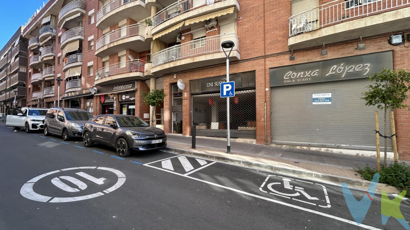 Local a la Venta en la calle Lleida, junto a la emblemática calle Pere Badia, se ubica en la zona comercial por excelencia de Torredembarra. El entorno destaca por una altísima afluencia de público, tanto peatonal como rodado, lo que garantiza una visibilidad excepcional. La zona está consolidada con una variada oferta gastronómica de calidad, servicios profesionales y comercios representativos que generan un flujo constante de clientes potenciales. Dispone, además, de excelentes conexiones de transporte y facilidad de acceso.Superficie: 232 m² construidos en una sola planta.Distribución: Espacio totalmente diáfano y de forma rectangular, optimizando cada metro cuadrado.Dimensiones: Medidas aproximadas de 6,50 m de ancho por 25 m de fondo, con una impresionante altura libre de 4 metros.Estado y Acabados: Se encuentra en perfecto estado de conservación (última actividad: galería de arte). Cuenta con persiana metálica enrollable de seguridad, suelo de parquet, falso techo con luminarias integradas, cerramientos de vidrio y aluminio, y un aseo.Suministros: Suministro de luz dado de alta.Gastos de IBI: 595 EUR/año.Gastos de Comunidad: 84 EUR/mes.Impuestos: El precio de venta no incluye los impuestos derivados de la compraventa (ITP o IVA según corresponda, AJD), ni los gastos de notaría y registro.Honorarios de Gestión: Los honorarios de intermediación corresponden al 5% del precio final de venta + IVA.API: A14133 AICAT: 12605 JOSÉ RAMÓN SÁNCHEZ CARO - TASALOCALES SERVICIOS INMOBILIARIOS SL 