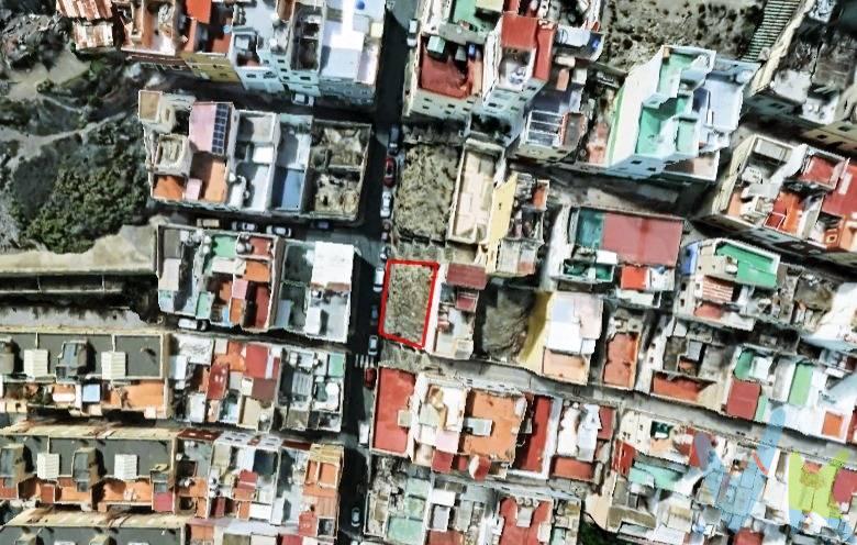 Oportunidad para construir la vivienda o el proyecto que siempre has imaginado. Se vende solar urbano de 125 m², con una fachada de 15 metros lineales y posibilidad de edificar hasta 3 plantas (pendiente de confirmación por normativa). Ubicado en la parte alta del Paseo de San José, en una zona de crecimiento y revalorización, este terreno ofrece una ubicación estratégica, ideal tanto para uso residencial como para inversión. La edificación que se desarrolle en esta parcela podrá disfrutar de estupendas vistas al mar, un valor añadido difícil de encontrar. Características destacadas:. Superficie: 125 m². Fachada: 15 metros lineales. Edificabilidad: hasta 3 plantas (a confirmar). Vistas despejadas al mar. Zona tranquila y en expansión. Ubicación: Parte alta del Paseo de San José, Las Palmas de Gran Canaria. Nota: Gastos e impuestos derivados de la compraventa no incluidos en el precio