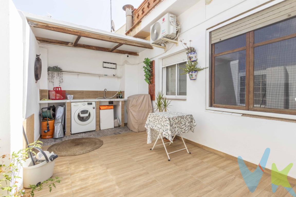  Esta vivienda se encuentra en Rafelbuñol, una localidad de lHorta Nord muy valorada por su cercanía a Valencia (a solo 20 minutos en coche) y su excelente conexión mediante línea de metro directa. El municipio cuenta con una amplia oferta de servicios: centros educativos, instalaciones deportivas, supermercados, centro de salud, comercios locales y zonas verdes, lo que lo convierte en una opción ideal tanto para familias como para quienes buscan calidad de vida sin alejarse de la ciudad.La población mantiene un ambiente tranquilo y residencial, con tradición y vida local, pero también con todas las comodidades modernas. Además, está a pocos minutos en coche de las playas de la zona norte de Valencia, como la de Puçol o El Puig. El piso ocupa la primera planta de una casa de dos alturas y dispone de acceso independiente desde la calle. Al entrar, encontramos un pequeño recibidor desde el cual se distribuyen las distintas estancias de forma práctica y funcional. La vivienda cuenta con tres habitaciones de buen tamaño, un baño completo, cocina independiente con salida a una terraza trasera y un salón-comedor luminoso con acceso a un balcón exterior con vistas a la calle.Además, la instalación eléctrica fue renovada por completo hace tan solo 4 años, lo que garantiza seguridad, eficiencia y menor necesidad de futuras reformas.El espacio está bien aprovechado y es ideal para adaptarlo a las necesidades de una familia o incluso para quien teletrabaja y necesita zonas diferenciadas. Uno de los puntos fuertes de esta propiedad es el acceso al solárium privado en la azotea, una terraza de gran superficie donde disfrutar del aire libre, hacer reuniones o crear una zona chill-out . Además, la vivienda dispone de un trastero en planta baja, perfecto para almacenar bicicletas, herramientas o cualquier objeto sin ocupar espacio en casa.Resumen de característicasVivienda independiente en casa de solo dos alturas.Sin gastos de comunidad.Tres dormitorios, un baño, cocina, salón-comedor y dos terrazas.Trastero incluido.Solárium privado en la azotea.Ubicada en zona tranquila, pero con todos los servicios cerca.Excelente comunicación con Valencia capital por carretera y metro.Una oportunidad ideal para quienes buscan una vivienda amplia, bien ubicada y con espacios exteriores en una localidad con encanto y proyección.¿Te gustaría verla en persona? Llámanos o escríbenos para agendar una visita. Te ayudamos a descubrir si esta puede ser tu próxima vivienda en Rafelbuñol.