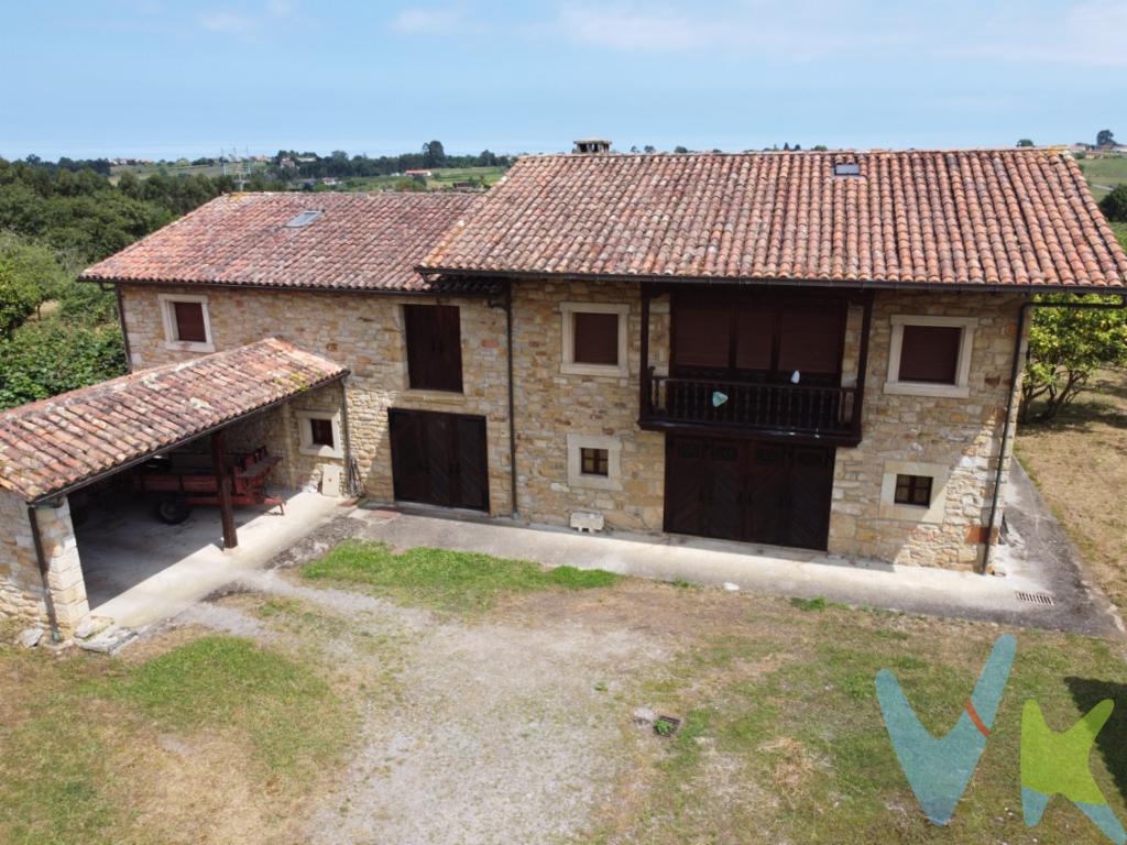 Conjunto único, a 20 minutos de Gijón, a 10 minutos de Villaviciosa. Quintana. Autentica casa Mariñana  en Argüero con 20.000 m2 de Finca cerrada, casa de 2 plantas, reformada, construida a conciencia, fachadas de piedra realizadas por canteros ( con cámara ), tarima de castaño, portería de castaño, ventanas castaño con climalit, estructura de hormigón, tejados nuevos, interiores sin uso, anexo almacén con altillo 200 m2, garaje abierto 50 m2 , hórreo con altura nuevo,  todo en perfecto estado, para entrar a vivir:  gran finca cerrada de 20.000 m2 con pomarada de manzanos, kiwis, perales, etc.; acceso por carretera, pozo propio legalizado  + agua de traida, conjunto único, a un paso de la costa y playas, Villaviciosa, Gijón, etc,  infórmese! 