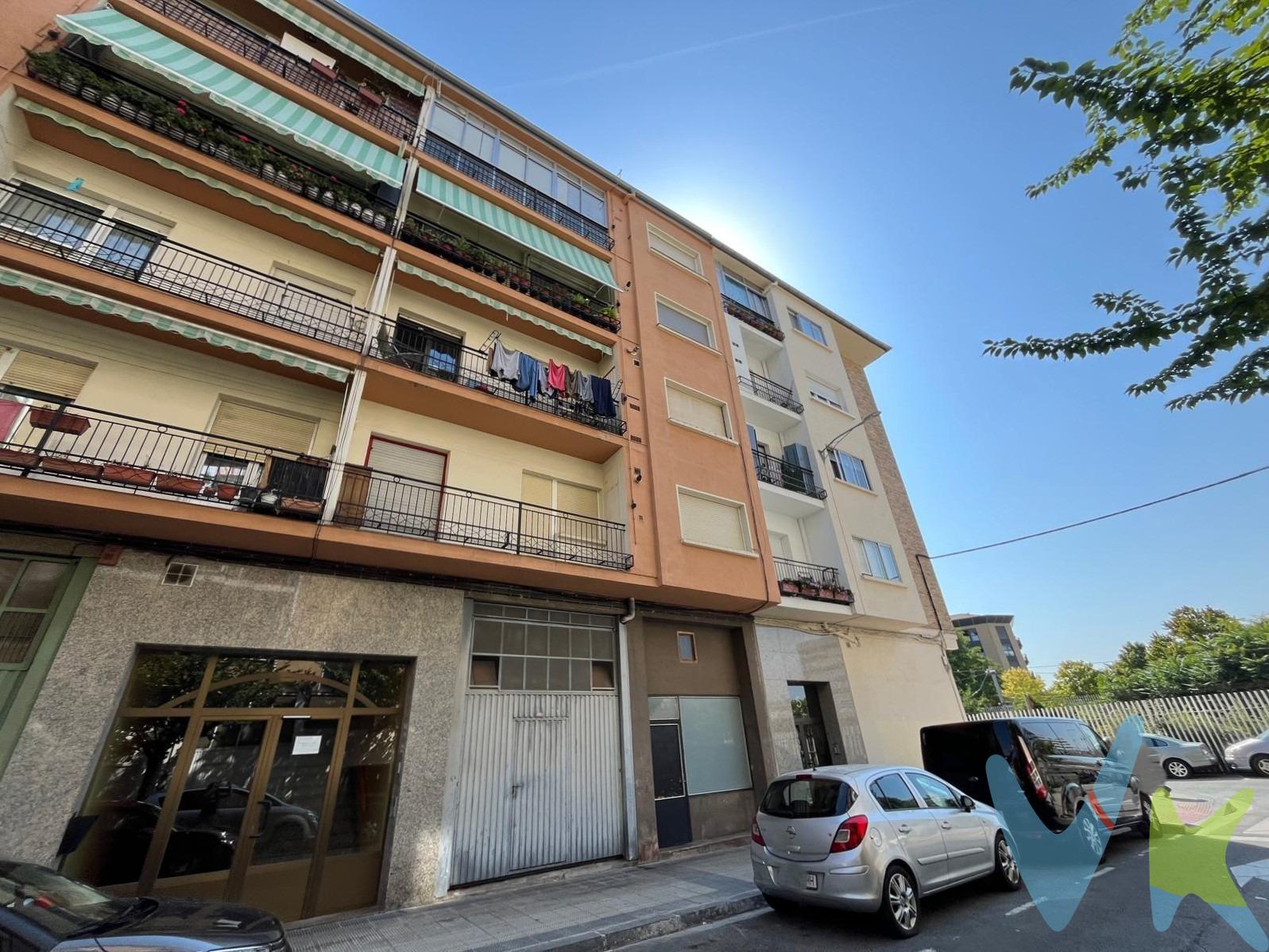 Ponemos a la venta este luminoso y amplio piso ubicado en la calle Los Campos de Rochapea, en una zona con excelente comunicación. A tan solo unos minutos de la estación de tren y con acceso directo a la variante, lo que permite moverse cómodamente tanto por la ciudad como hacia destinos como San Sebastián. Situado en la cuarta y última planta del edificio, con una magnífica orientación Oeste, este piso se inunda de luz natural durante toda la tarde, creando un ambiente cálido y acogedor. La vivienda cuenta con:. - Todas las ventanas exteriores renovadas, de aluminio con doble acristalamiento Climalit, que aportan aislamiento térmico y acústico. - Balcón acristalado muy funcional, ideal como espacio extra o rincón de relax. - Amplia cocina independiente, de esas que ya no se encuentran, perfecta para los amantes de la cocina o para disfrutar en familia. Tres dormitorios, dos de ellos realmente espaciosos, con gran capacidad de almacenaje, y un tercero de tamaño funcional. Videoportero, para mayor comodidad y seguridad. Una vivienda con mucho potencial en una zona práctica, bien conectada y con todos los servicios a mano. ¡No dejes pasar esta oportunidad de vivir en una última planta luminosa y con espacios generosos!. (Las superficies expresadas en esta página tienen carácter descriptivo y son aproximadas. Datos meramente informativos, sin valor contractual. El PVP indicado no incluye impuestos, gastos de transmisión). 
