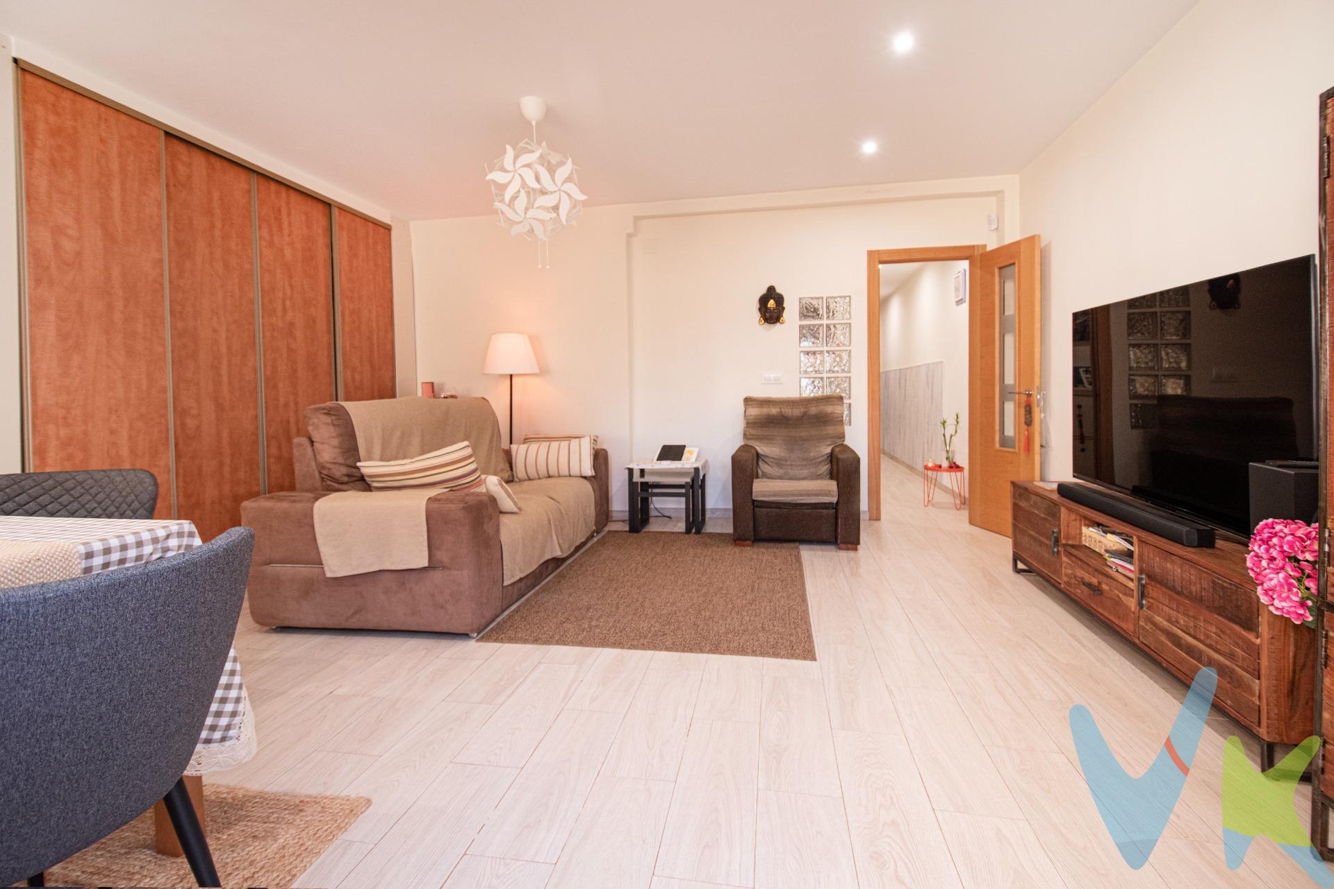 Este hogar tiene esa energía que te envuelve nada más entrar, una mezcla de luz, tranquilidad y buen rollo que hace fácil imaginarse viviendo aquí. Está en un tercer piso (sí, sin ascensor, pero nada dramático, se sube cómodo) y además es la última altura de una finca íntima de solo seis vecinos. Y, por si fuera poco, ¡arriba tienes una terraza comunitaria perfecta para tender, tomar el sol o disfrutar del aire libre!. 🌞 Un balcon que conquista sin intentarlo. Antes de hablar de nada más… hablemos de ese balcon. Un espacio coqueto, luminoso, ideal para desayunar al sol, tomar algo por la tarde, poner plantitas o simplemente sentarte a respirar el aire fresco. ¡Un rincón de felicidad diaria!. Un espacio muy bien aprovechado, el piso está perfecto para entrar a vivir. Tiene dos habitaciones con posibilidad de una tercera habitacion y un baño. La cocina cuenta con galería y el comedor se amplió cuando una de las antiguas tres habitaciones se incorporó al espacio principal, creando una zona amplia y agradable, con salida directa al balconcito. habitación principal presume de un vestidor de obra que es simplemente espectacular, de esos que elevan la calidad de vida y convierten cada día en una pequeña experiencia de lujo. Para que el confort sea total, tienes dos aires acondicionados por split:. uno en el comedor y otro en la habitación principal. Están estratégicamente situados para que el aire recorra toda la casa, ¡desde la entrada hasta el final!. 🤫 ¿Ruidos? Aquí no existen Este piso es un pequeño oasis: Está insonorizado con paneles de corcho proyectado tanto en el pasillo como en la habitación principal. Descansar sin ruidos y sin vecinos molestos… sí, es real. 📍 Una ubicación que facilita la vida:. Todo lo importante lo tienes a un paso: la estación de metro está a solo 600 metros, perfecta para moverte caminando sin prisas; el instituto L’Om te queda a 500 metros, el polideportivo a 6 minutos caminando; y el Consum lo tienes justo enfrente, así que hacer la compra y volver a casa es cuestión de minutos. Incluso el parking abierto 24 horas está frente a la finca, lo ves con tan solo asomarte desde tu balconcito. ¿Necesitas coche? mejor imposible: en apenas dos minutos estás en la salida de la AP-7, ideal para quienes necesitan entrar y salir de la ciudad con comodidad. Un piso ideal para una pareja joven o un inversor que busca algo especial: Fresco, funcional, tranquilo y en una zona increíble, un hogar que te atrapa nada más entrar. ¿Te animas a descubrirlo en persona? Ven a visitarlo y siente su encanto por ti mismo. Mobiliario, vehículos y otros elementos decorativos y personales de la propiedad no incluidos. Impuestos, gastos de compraventa, intermediación y financiación no incluidos.