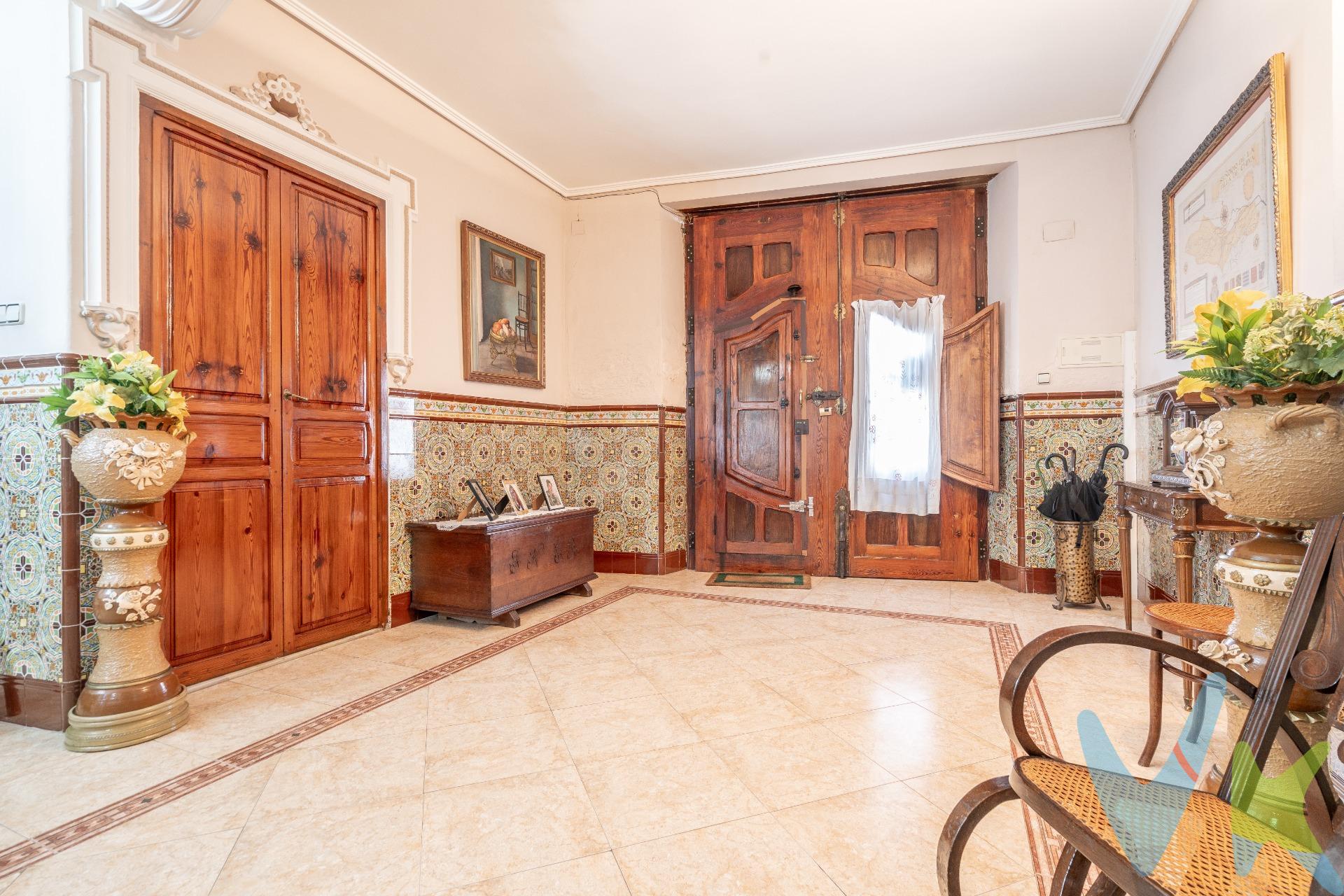 Descubre la Elegancia de lo Tradicional: Majestuosa Casa de Pueblo en Chiva. Imagina vivir en una joya del pasado, una residencia de estilo clásico que combina la esencia de antaño con el confort de hoy. Situada en el encantador municipio de Chiva, esta imponente casa de pueblo te invita a formar parte de su rica historia. Con una extensión generosa de más de 300 m², esta propiedad es una rara perla que ha sido meticulosamente conservada para ofrecerte un hogar como pocos. Características Principales:. - Espacio Generoso: Con más de 200 metros cuadrados de superficie, disfrutarás de espacios amplios que te permitirán decorar y vivir con libertad. - 6 Habitaciones: Espaciosas y llenas de luz, ideales para toda la familia o para convertirlas en oficinas, estudios o áreas de entretenimiento. - Patio Encantador: Un oasis privado donde podrás relajarte, disfrutar de reuniones familiares o simplemente respirar el aire fresco. - Bodega Tradicional: Un rincón con carácter, perfecto para almacenar vinos, convertirlo en un taller o espacio adicional para tus proyectos. - Detalles Únicos: Cada rincón de esta vivienda cuenta una historia, desde los suelos originales hasta los techos altos y las vigas de madera, conservando el encanto rústico. Un Hogar con Historia y Potencial. Esta casa de pueblo es mucho más que una propiedad; es una oportunidad para vivir en un entorno que inspira. Su conservación en perfecto estado es testimonio del cuidado y la dedicación con que se ha mantenido a lo largo de los años. Aquí, el tiempo parece detenerse, permitiéndote disfrutar de la autenticidad de una vivienda tradicional, mientras te ofrece la versatilidad para adaptarla a tus necesidades modernas. Ubicación Inmejorable. Situada en el corazón de Chiva, tendrás acceso a todos los servicios que necesitas, rodeado de la tranquilidad y belleza de un entorno pintoresco. Las conexiones de transporte te permiten llegar fácilmente a Valencia y otras áreas de interés, combinando la serenidad del pueblo con la accesibilidad a la ciudad. Tu Sueño Hecho Realidad. Esta es tu oportunidad para poseer una casa de pueblo que no solo ofrece un lugar para vivir, sino un estilo de vida. Visítala y descubre cómo esta espectacular vivienda puede convertirse en el escenario de tus futuros recuerdos. ---. Para más información o para concertar una visita, no dudes en ponerte en contacto con nosotros. ¡Tu hogar ideal en Chiva te está esperando!. 