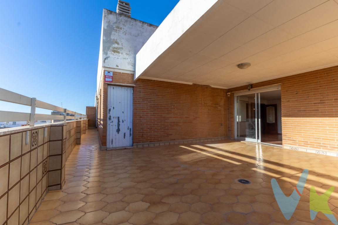 Consta de 5 amplios dormitorios, 2 baños completos y un gran comedor que ofrece impresionantes vistas panorámicas de toda la ciudad, desde el mar hasta la montaña. La joya de la propiedad es su enorme terraza de 60 m²,que rodea toda la propiedad, se puede acceder desde varios rincones, perfecta para disfrutar de momentos de relax o reuniones al aire libre.Además, cuenta con una cocina independiente de origen, perfecta para renovarla y adaptarla a tus gustos y necesidades. El edificio, de carácter familiar, te brinda un entorno tranquilo y acogedor. La propiedad ofrece la posibilidad de adquirir además 2 plazas de garaje cerradas y conexas como una sola, en la planta baja del mismo edificio, lo que te garantiza la comodidad de tener tu vehículo siempre a mano.Ubicado en el centro de Puerto de Sagunto, tendrás a tu disposición todos los servicios y comodidades que la zona ofrece. ¡No dejes pasar esta oportunidad y ven a descubrir tu nuevo hogar!*Por mandato expreso del propietario, comercializamos este inmueble en exclusiva, lo que le garantiza el acceso a toda la información,   a un servicio de calidad con el sello de Inmueble certificado que asegura tranquilidad a los compradores.*El precio indicado no incluye gastos ni otros conceptos. Al precio habrá que añadirle los gastos propios de la transmisión inmobiliaria,   como: honorarios notariales, impuesto al que se encuentre sujeta la transmisión (Impuesto sobre el Valor Añadido o Impuesto sobre Transmisiones Patrimoniales y Actos Jurídicos Documentados, según el caso),   gastos de inscripción en el Registro de la Propiedad y honorarios de intermediación de la agencia inmobiliaria.   *el inmueble se vende sin amueblar, sin electrodomésticos, enser o elemento decorativo. 