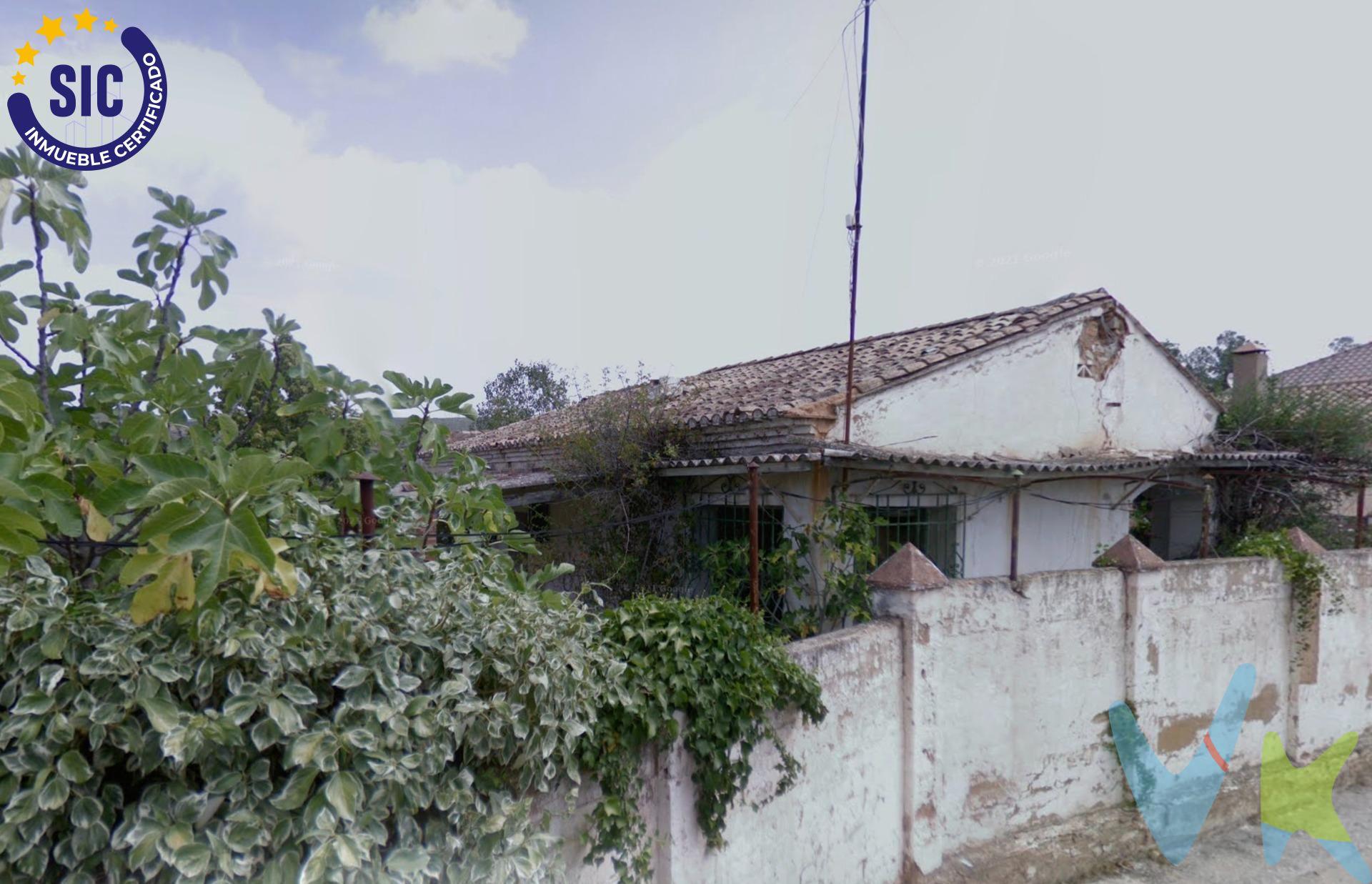 El solar urbano en venta en la población de Siete Aguas es una excelente oportunidad para aquellos que buscan invertir en un terreno con gran potencial. Con una extensión de 2150 metros cuadrados, este terreno ofrece la posibilidad de construir una vivienda o negocio en una zona tranquila y con buenas vistas. Además, la venta incluye 10000 metros de terreno rústico, lo que amplía las posibilidades de uso y desarrollo del terreno. La combinación de terreno urbano y rústico ofrece un abanico de oportunidades para proyectos de construcción, agricultura o cualquier otro tipo de desarrollo. La población de Siete Aguas es conocida por su belleza natural y su entorno tranquilo, lo que hace de este solar urbano una opción atractiva para aquellos que buscan un lugar para establecerse o invertir. Con unas posibilidades inmejorables, este terreno es una oportunidad única para aquellos que buscan un lugar con potencial de crecimiento y desarrollo. La descripción del presente inmueble e imágenes tienen mero carácter informativo y en ningún caso carácter contractual, pudiendo ser modificados por la inmobiliaria comercializadora sin que ello implique responsabilidad alguna frente a terceros. En el precio de venta a público, esta propiedad NO incluye los gastos de adquisición (Notario, registro, gestión, honorarios, etc…).