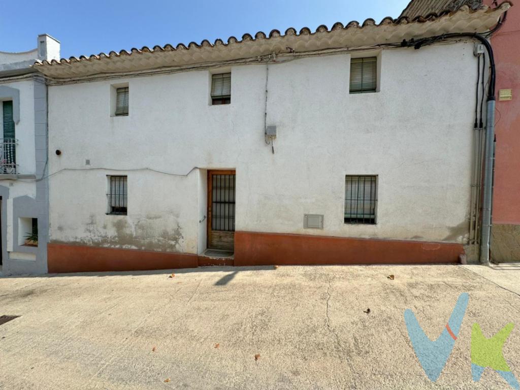 Casa de estilo tradicional en la tranquila zona de Les Gunyoles, en Avinyonet del Penedès...Es una opción ideal para aquellos que buscan un proyecto de renovación y una oportunidad para crear un hogar a su medida...Esta propiedad, con una superficie de 198 m² construidos, está completamente para reformar, lo que permite a los nuevos propietarios personalizar cada rincón a su gusto. Conserva elementos originales como suelos y techos altos que añaden un encanto especial. Distribuida en dos plantas, actualmente cuenta con tres habitaciones dobles, una sala polivalente, un salón, un baño y una cocina independiente con chimenea...Disponemos de un proyecto de reforma para aquellos interesados en visualizar el potencial de la propiedad. Actualmente no cuenta con jardín, aunque existe la posibilidad de adquirir el jardín adyacente para transformar por completo el espacio exterior, esa zona no está incluida en el precio actual de la casa...Esta casa de pueblo representa una oportunidad única para quienes buscan un hogar a su medida en un entorno tranquilo y natural, a 1km de Avinyonet del Penedès y a 30 minutos de Barcelona...Contacta con nosotros para obtener más detalles y agendar una visita...El precio en el anuncio no incluye impuestos de compra (ITP, IVA , AJD), ni los gastos de Notaría y Registro de la Propiedad. La información visual y documental del anuncio no tiene carácter contractual y puede no ser del todo precisa. El mobiliario y el equipamiento que se muestra en las imágenes no está incluido en el precio de venta.