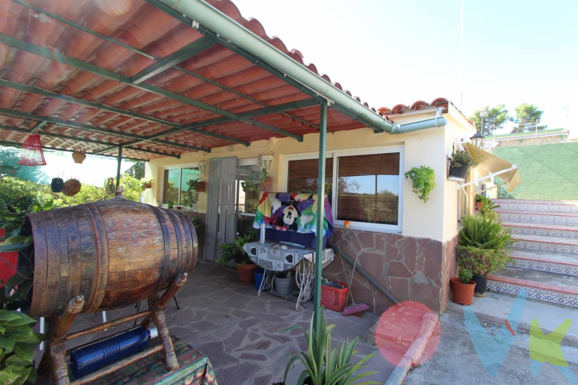 🏡 ¡Tu hogar ideal en plena naturaleza te espera en Valencia la Vella!¿Buscas una vivienda que combine tranquilidad, espacio y todas las comodidades al aire libre? Te presentamos este magnífico chalet independiente ubicado en la exclusiva urbanización Valencia la Vella, rodeado de naturaleza pero perfectamente conectado con la ciudad.🌳 Parcela de 2.400 m² pensada para disfrutarLa propiedad se asienta sobre una amplia parcela de 2.400 m², perfectamente distribuida y equipada con:🚇 Bien comunicadoAunque estarás rodeado de naturaleza, no renuncias a la comodidad de estar conectado:🏞️ Vive en un entorno únicoEste chalet es una oportunidad única de compra para quienes buscan calidad de vida, espacio al aire libre y un entorno tranquilo. Perfecto como vivienda habitual o segunda residencia, este inmueble te ofrece todo loTambién cuenta con parada de autobús cercana, lo que te permite llegar fácilmente a Valencia o pueblos colindantesA tan solo 800 metros de la parada de metro☀️ Porche amplio, perfecto para relajarte al aire libre🚗 Cochera para varios vehículos🌿 Huerto de cultivo, donde podrás cosechar tus propios productos🍽️ Paellero tradicional, para disfrutar de reuniones familiares y con amigos🎾 Zona deportiva con frontón, perfecta para mantenerte activo sin salir de casa🏊‍♂️ Piscina privada, ideal para refrescarte en los meses de verano