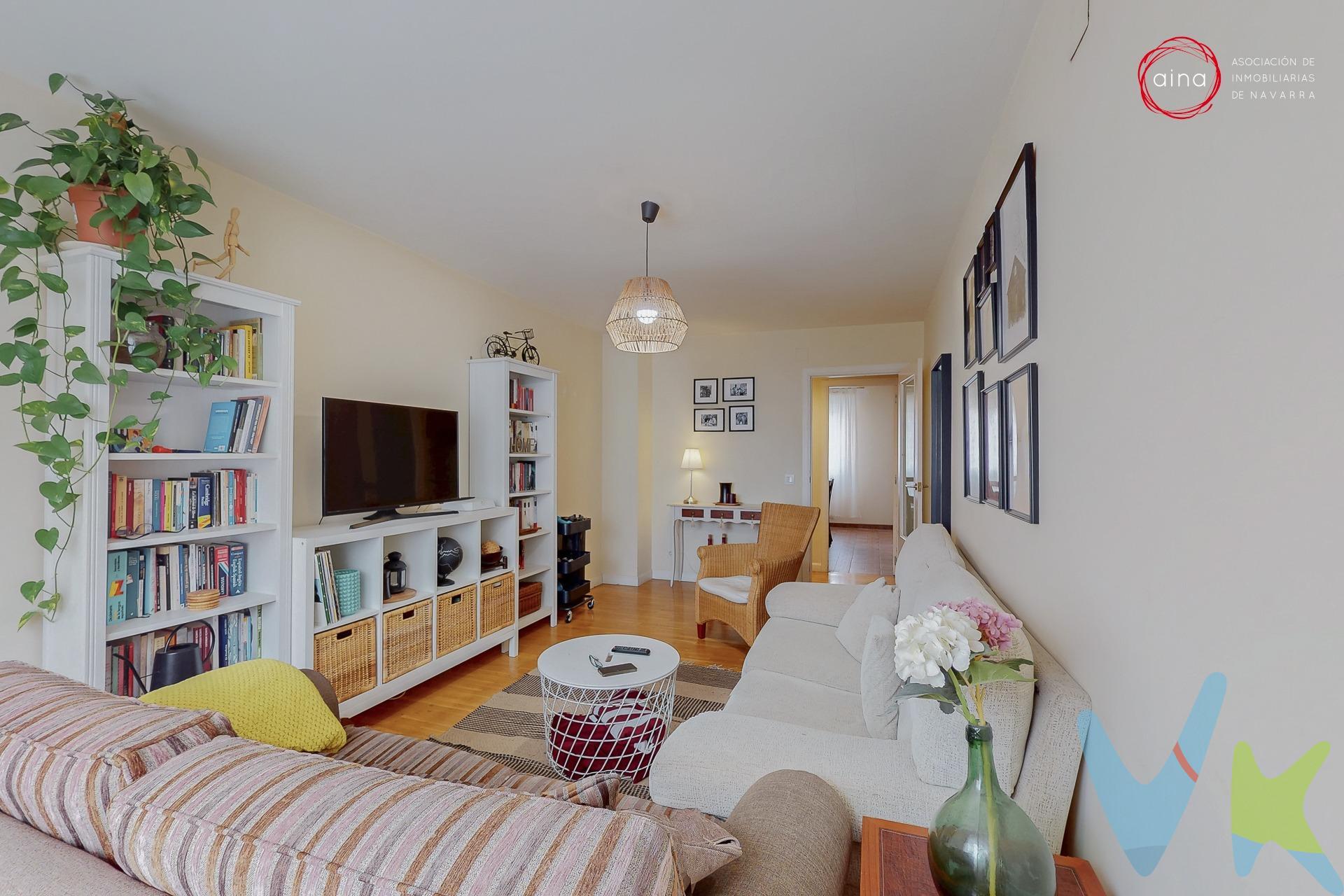 ¡¡EN VENTA! Precioso piso reformado y mejorado de 104 m2 construidos y 97 m2 útiles en Zizur Mayor. Ubicado en una primera planta en esquina, lo que le otorga una gran luminosidad, este maravilloso piso está situado en el Parque Erreniega, justo frente al lado del Ayuntamiento, la zona más céntrica y con mayor variedad de servicios de urbanización Zizur. Con una distribución excepcional la propiedad consta de 3 dormitorios, 2 baños, una amplia cocina con despensa y tendedero, y un gran salón. Distribución:. Hall de entrada que da acceso a Cocina independiente de 19 m² , Salón de 18.50 m² ,  pasillo distribuidor de acceso a Dormitorio principal de 18 m² con gran ventanal, 2 dormitorios adicionales de 11.40 m² y 10.30 m², y 2 baños con bañera y ducha. Todos los dormitorios cuentan con armarios a medida o empotrados. Calefacción y agua caliente individual gas natural. Incluye Plaza de garaje en semisótano y trastero. Mejoras realizadas:. - Eliminación de gotelé en techos y paredes. - Puertas y ventanas nuevas de aluminio con aislante de acústico. - Caldera renovada. PORTAL: Con ascensor. Una oportunidad única para adquirir una vivienda reformada, moderna y exclusiva, ideal para tu familia. ¡No dejes pasar esta ocasión y contáctanos para concertar una visita!. Datos meramente informativos sin valor contractual. El precio indicado no incluye impuestos ni gastos de transmisión (ITP, notaría, registro, etc.). 