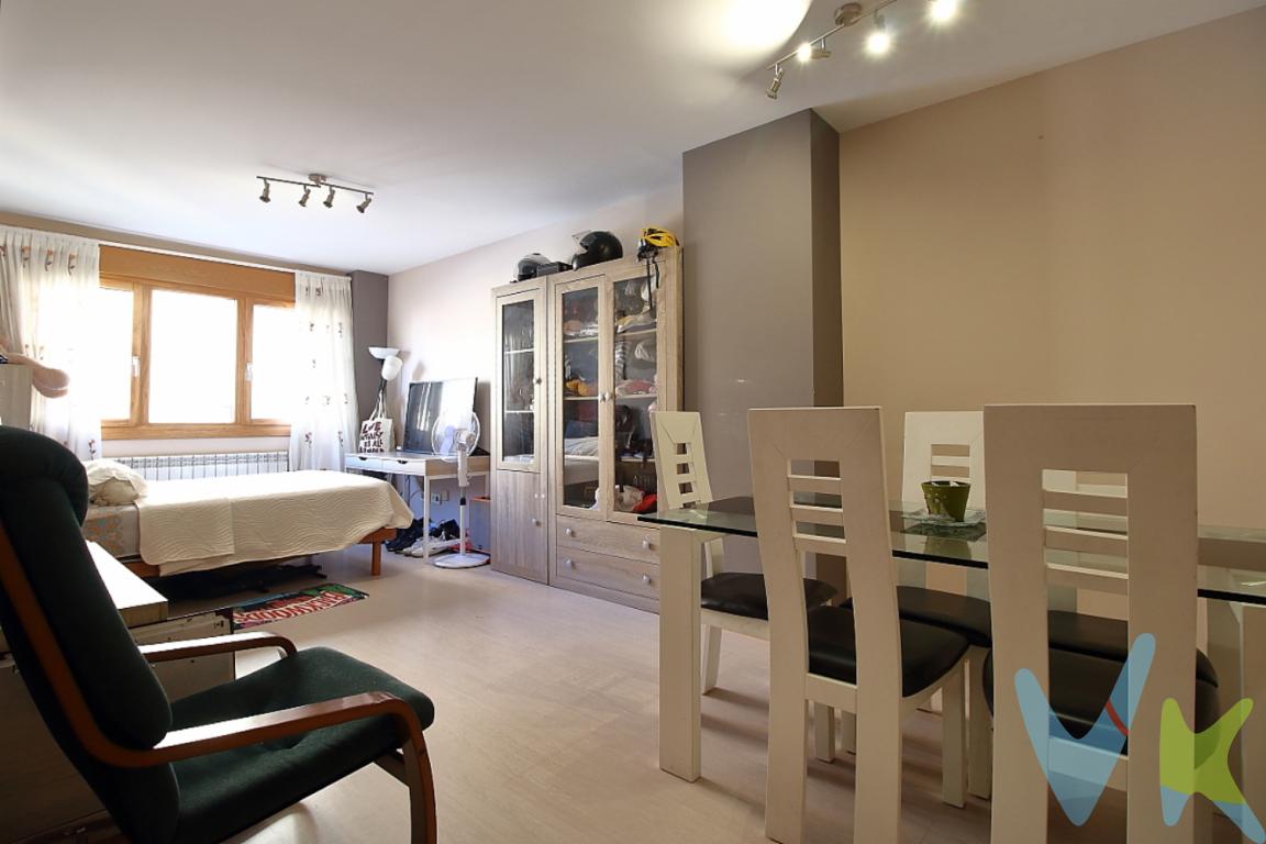 En la cotizada zona de Nuevo Roces, Gijón, se ofrece en venta un acogedor piso que se presenta como una oportunidad inmejorable.Este inmueble cuenta con dos espaciosas habitaciones que brindan intimidad y tranquilidad. El diseño moderno de estas habitaciones invita al descanso, con ventanas que permiten la entrada de luz natural durante el día. Los armarios empotrados ofrecen un almacenamiento generoso sin comprometer el espacio del dormitorio. Los cuartos de baño, uno de ellos en suite, equipados con materiales de primera calidad, completan la oferta de este estupendo piso, La propiedad ofrece una plaza de garaje de fácil acceso en el mismo edificio. No más preocupaciones por encontrar aparcamiento en la zona.No pierda la oportunidad de visitar este maravilloso piso que combina calidez, modernidad y confort. Solicite una visita hoy mismo y experimente personalmente todo lo que este hogar único tiene para ofrecer.Gastos e impuestos no incluidos en el precio. A título orientativo, en segundas transmisiones, el comprador abonará el Impuesto sobre Transmisiones Patrimoniales (ITP). Para consultar los porcentajes del ITP en Asturias puede hacerlo a través de la web oficial de servicios tributarios del Principado de Asturias https://sede.tributasenasturias.es/sites/sede/default/es_ES/Que-quieres-hacer/Transmisiones-Patrimoniales-y-AJD. La base imponible será el mayor valor entre precio de compraventa, tasación o valor de referencia catastral. Gastos de notaría y registro aranceles variables según precio, número de copias y complejidad). El comprador escoge libremente notario. El vendedor asume, por ley, los gastos que le correspondan, salvo pacto en contrario. Si se precisa hipoteca: Tasación, condiciones y costes bancarios según entidad elegida por el comprador; así como los gastos de gestoría y cualesquiera otros inherentes a la formalización de la compraventa. De acuerdo con la ley, no se incluyen en el precio otros gastos o tributos que legalmente correspondan al comprador.Honorarios de intermediación inmobiliaria a cargo del vendedor y honorarios de mediación inmobiliaria del 2% más I.V.A. a cargo del comprador. El consumidor tiene derecho, conforme a la normativa vigente, a disponer de información y documentación adicional relativa al inmueble y condiciones de la compraventa, accesible en la sede física de la agencia en la calle marques de casa valdes 7 de Gijón o a través del correo electrónico info@agenciadomingo.com. La agencia actúa exclusivamente como intermediaria en la operación. Cualquier compraventa y sus condiciones quedan sujetas en todo caso a la aceptación expresa del vendedor del inmueble y a la posterior formalización del correspondiente contrato. El presente anuncio tiene carácter meramente informativo; la información suministrada se corresponde con la disponible a la fecha de publicación, pudiendo variar en función de las circunstancias o actualizaciones legales, contractuales y fiscales.